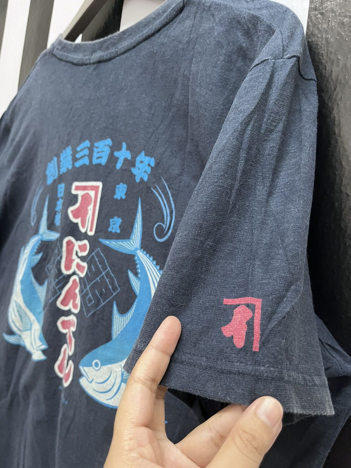 Uniqlo UT fish logo tee Size US XL / EU 56 / 4 - 5 Thumbnail