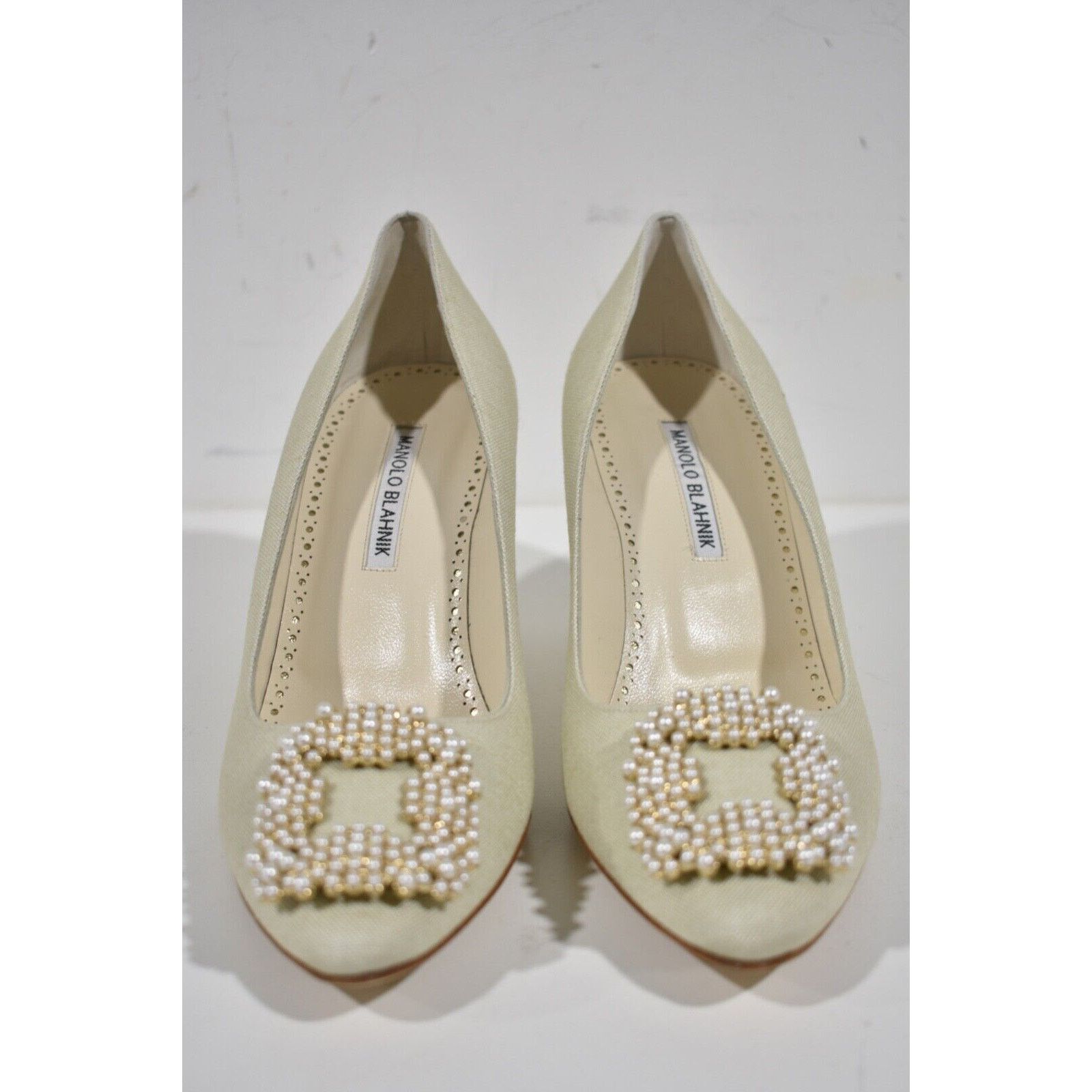 Manolo Blahnik Hangisi 70 Oatmeal Linen Pearl Jewel Buckle Low Heel Pump 39 Size US 9 / IT 39 - 6 Thumbnail