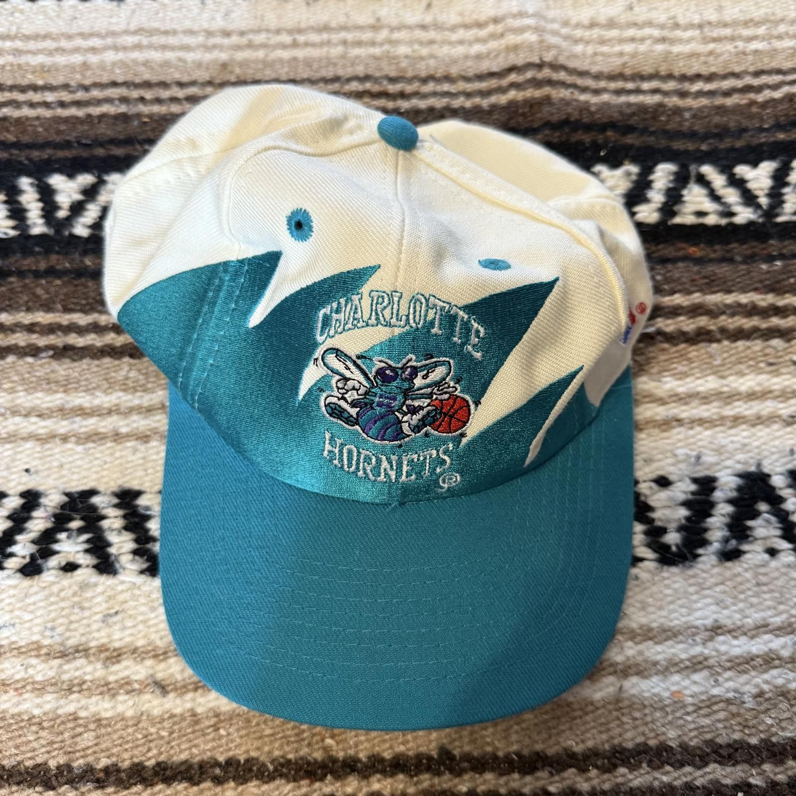 Vintage LogoAthletic Charlotte Hornets Snapback