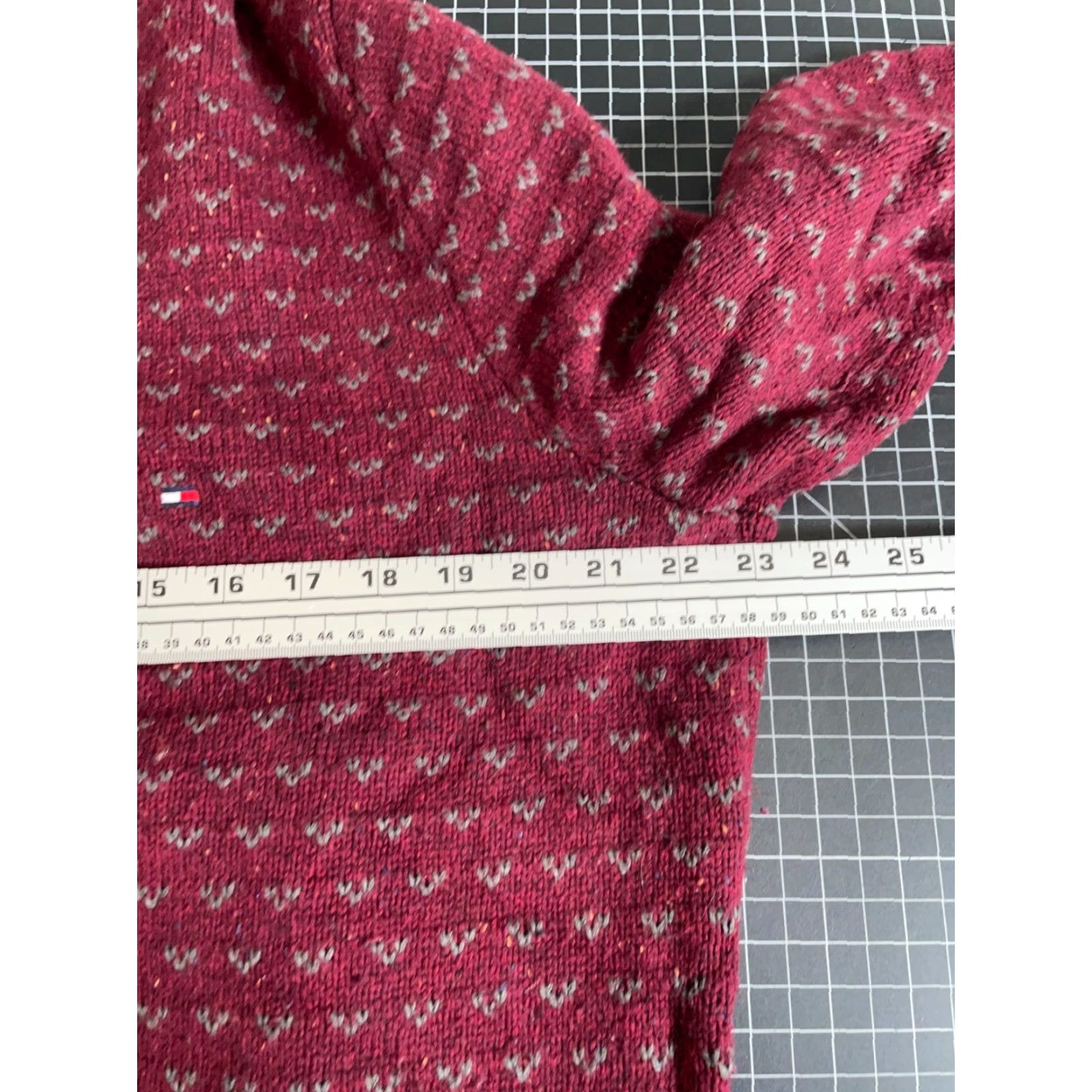 Tommy Hilfiger VINTAGE Tommy Hilfiger Sweater Men's Large Dark Red Birdseye Pattern Wool Blend Chunky Knit Crewneck Size US L / EU 52-54 / 3 - 5 Thumbnail