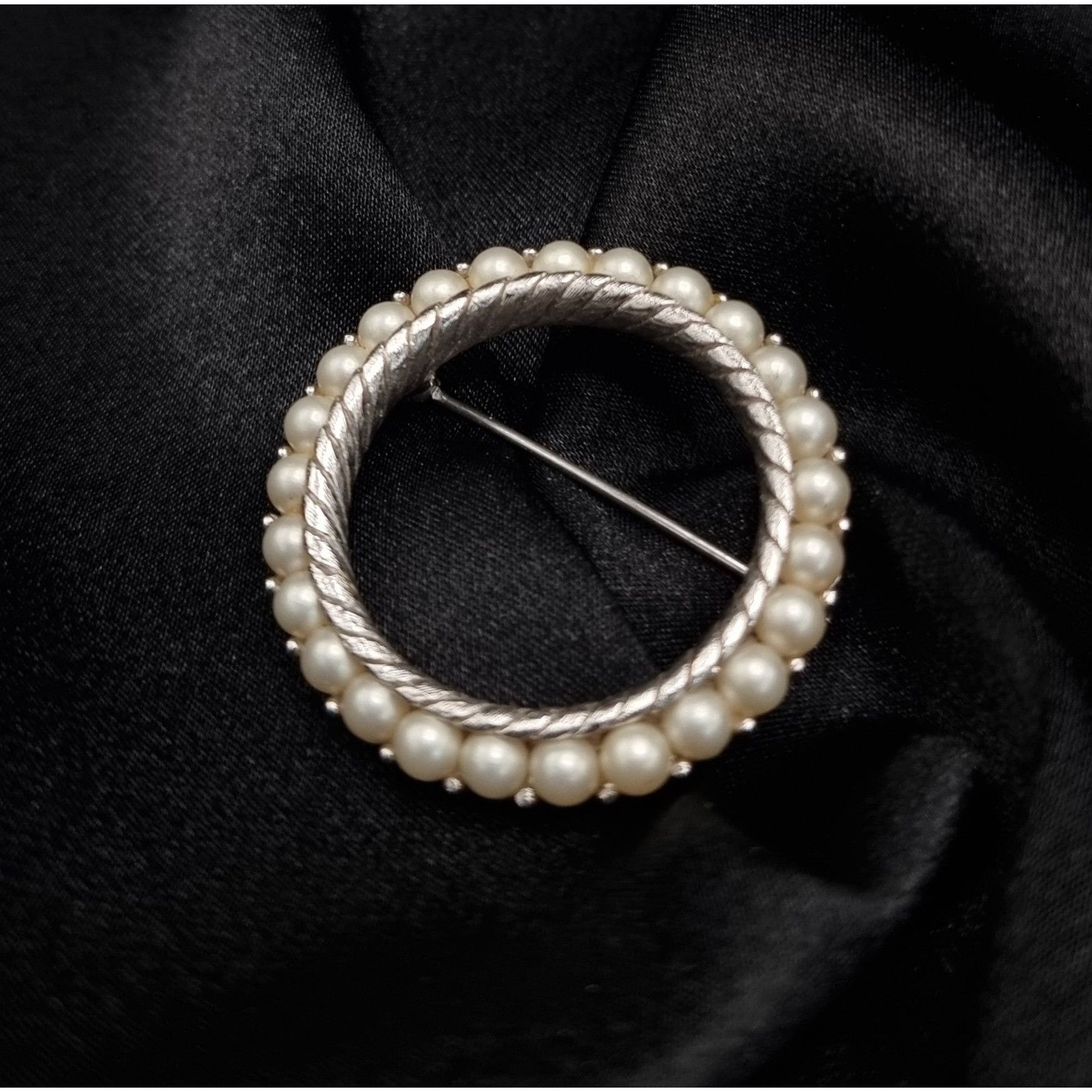 Vintage Vintage 1950's TRIFARI Signed Circle Brooch With Faux Pearls Size ONE SIZE - 1 Thumbnail