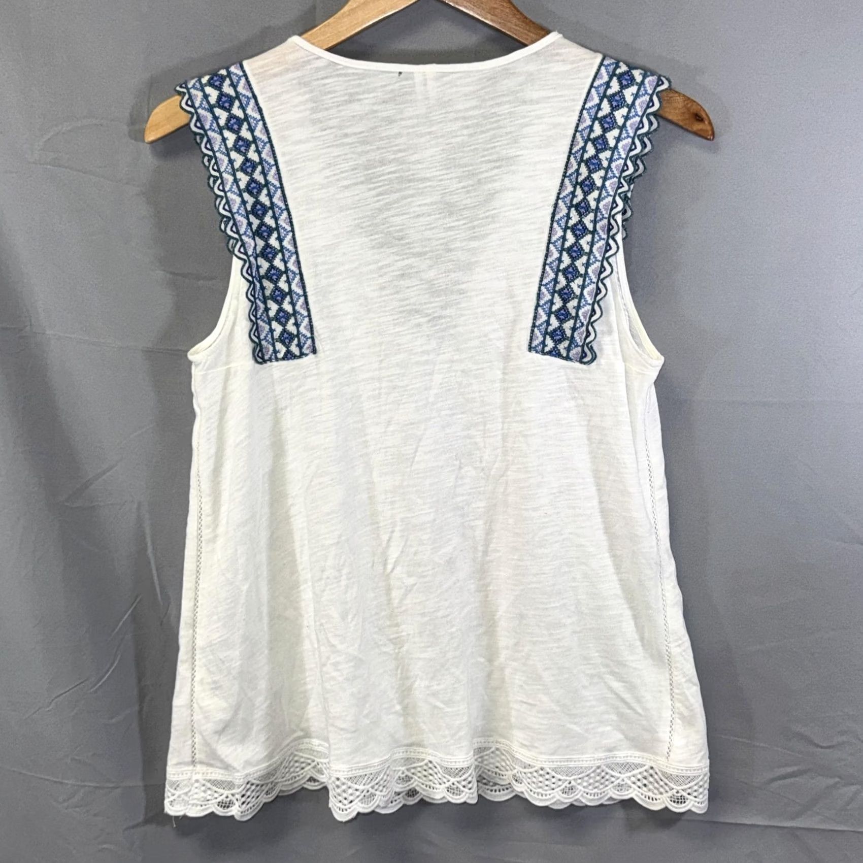 Anthropologie VINTAGE Anthropologie Shirt Womens Medium White Embroidered Sleeveless Lace Hem Tunic Blouse Womens Size M / US 6-8 / IT 42-44 - 2 Thumbnail