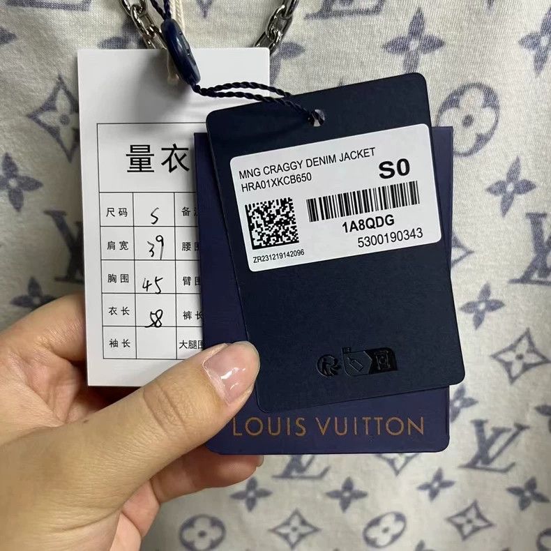 Louis Vuitton Louis Vuitton white neckline chain and full logo short sle Size US S / EU 44-46 / 1 - 4 Thumbnail