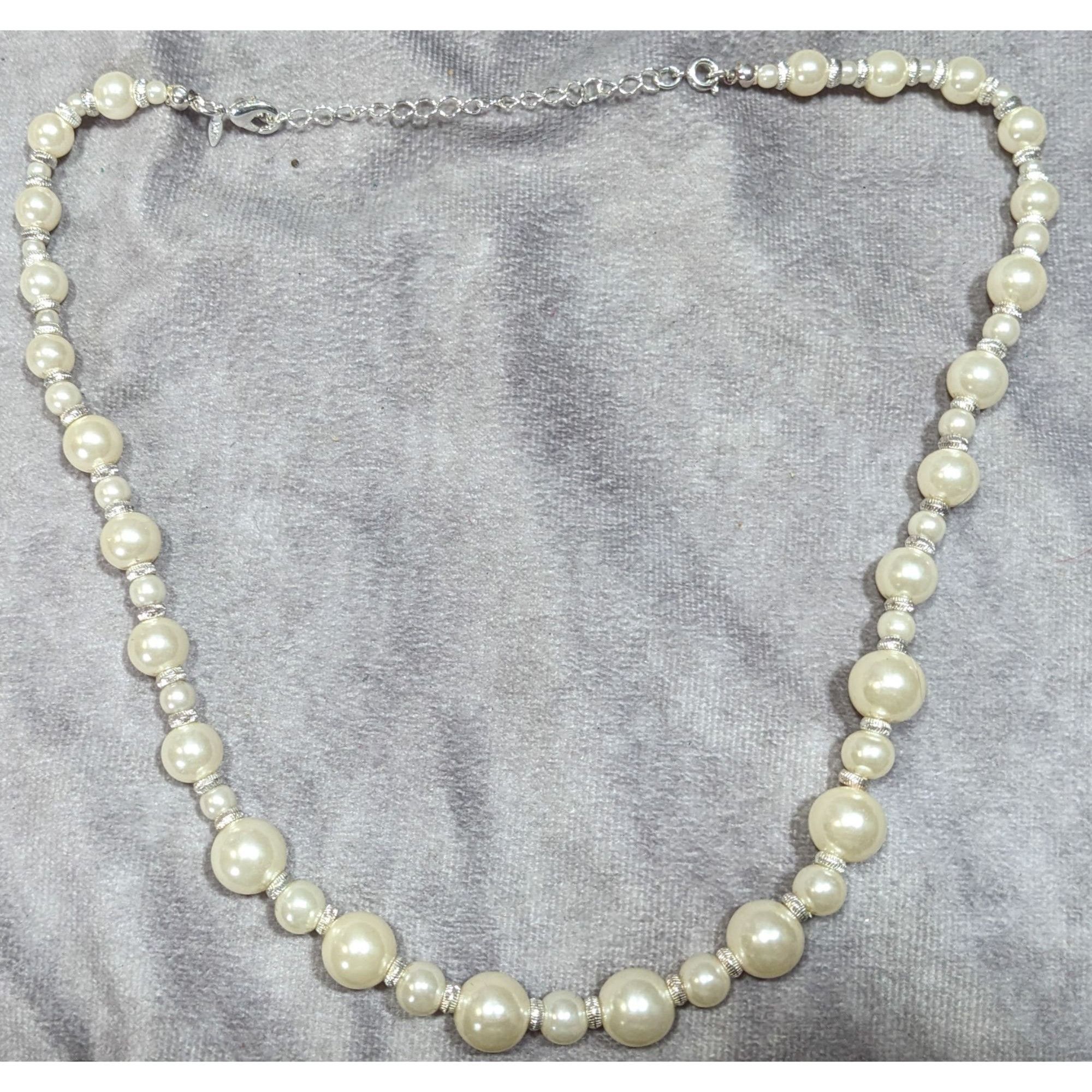 Other Vintage Avon White Faux Pearl Necklace With Silver Tone Acce Size ONE SIZE - 4 Thumbnail
