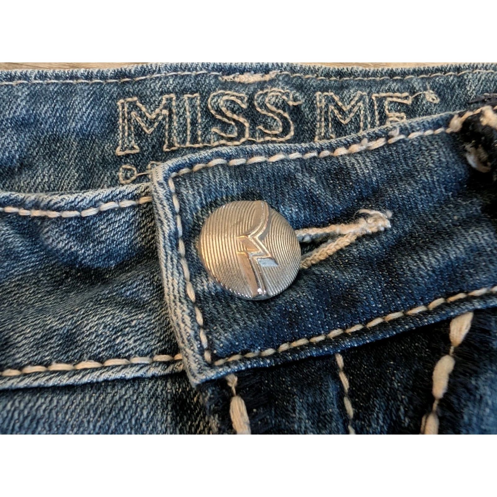 Miss Me VINTAGE Miss Me Boyfriend Capri Jeans Size 29 Blue Embellished Denim Mid Rise Regular Womens Size 29" - 6 Thumbnail
