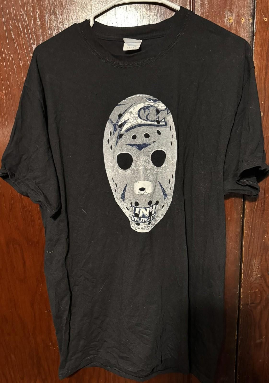 The Unbranded Brand New Hampshire Wildcats UNH Hockey Mask T-shirt Men's L Black Size US L / EU 52-54 / 3 - 1 Thumbnail