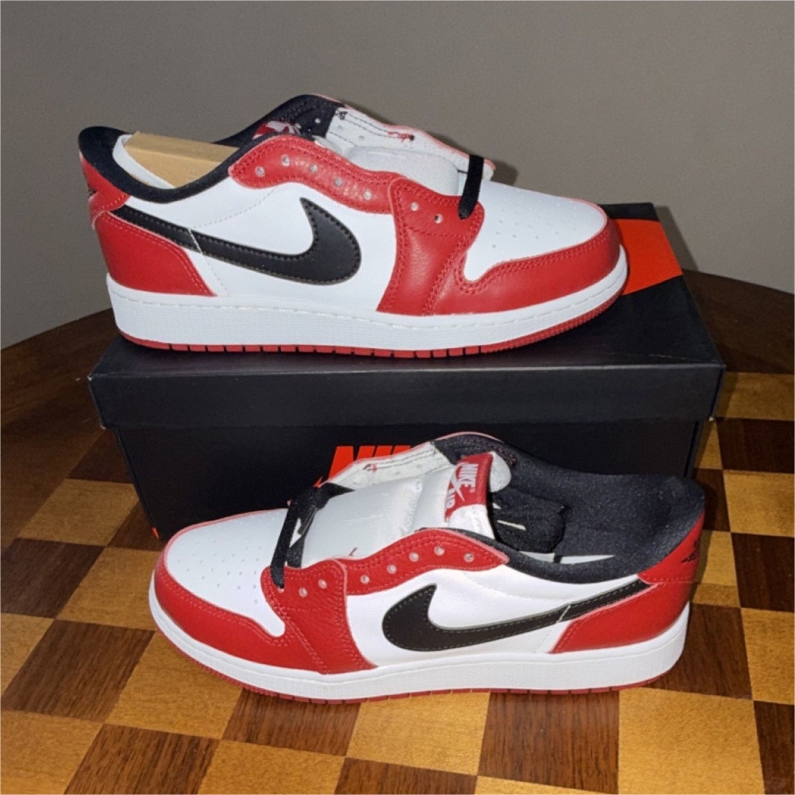 Nike Nike Air Jordan 1 Retro Low OG GS Varsity Red Black 7Y 8.5W Size US 7 / EU 40 - 1 Thumbnail