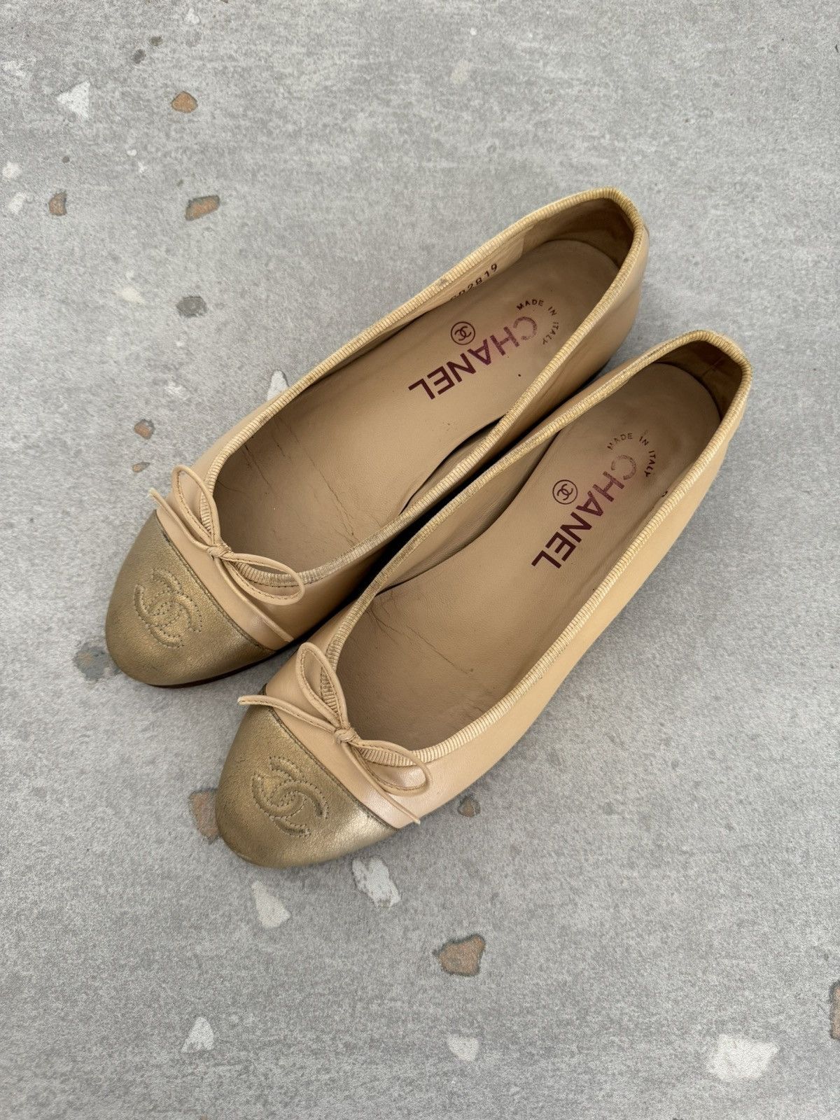 CHANEL BEIGE CC. LOGO BALLERINA FLATS