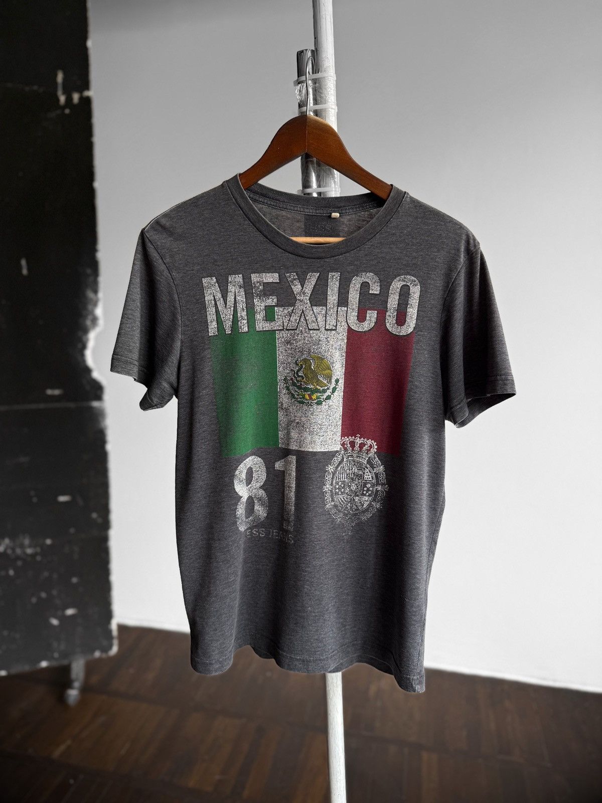 Guess Guess Jeans Mens Grey Mexico Flag Big Graphic Print T-Shirt Size US S / EU 44-46 / 1 - 1 Thumbnail