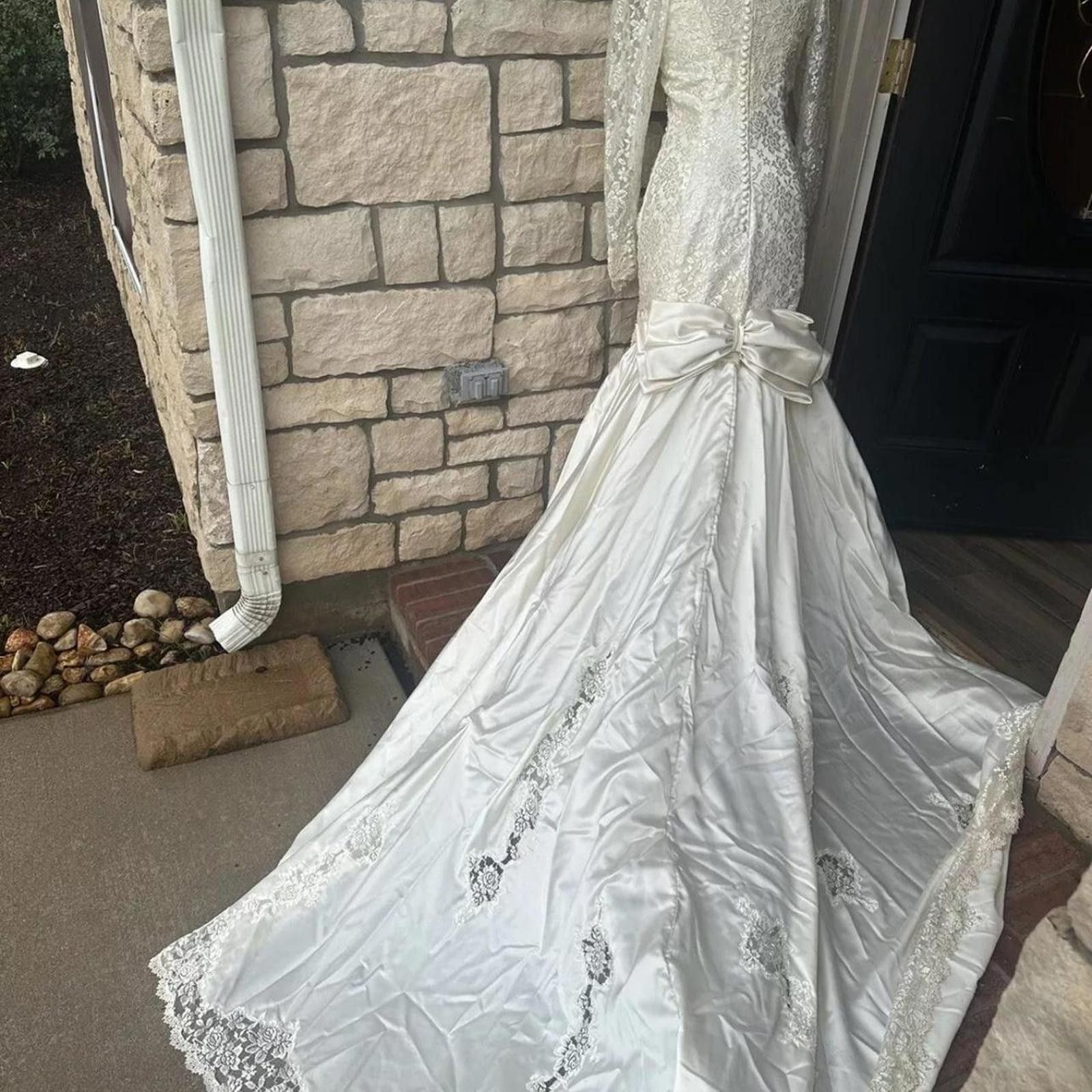 1980s vintage lace and satin wedding dress #80swedding