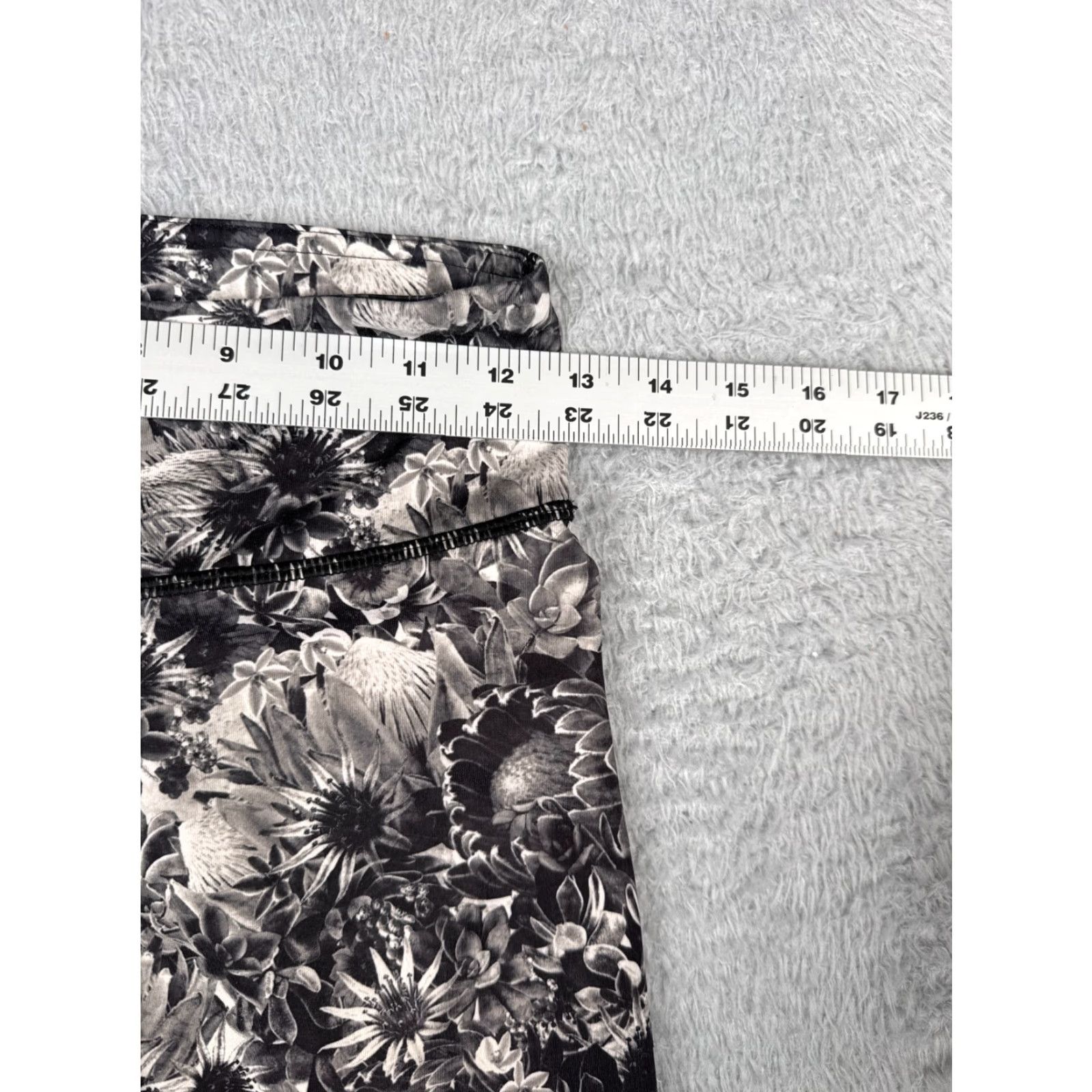 Lululemon Lululemon Wunder Under Crop Yoga Pants - Women - Size 4 - White/Black Floral - Cropped, Low Rise, 20" Inseam - Activewear Size 27" / US 4 / IT 40 - 7 Thumbnail