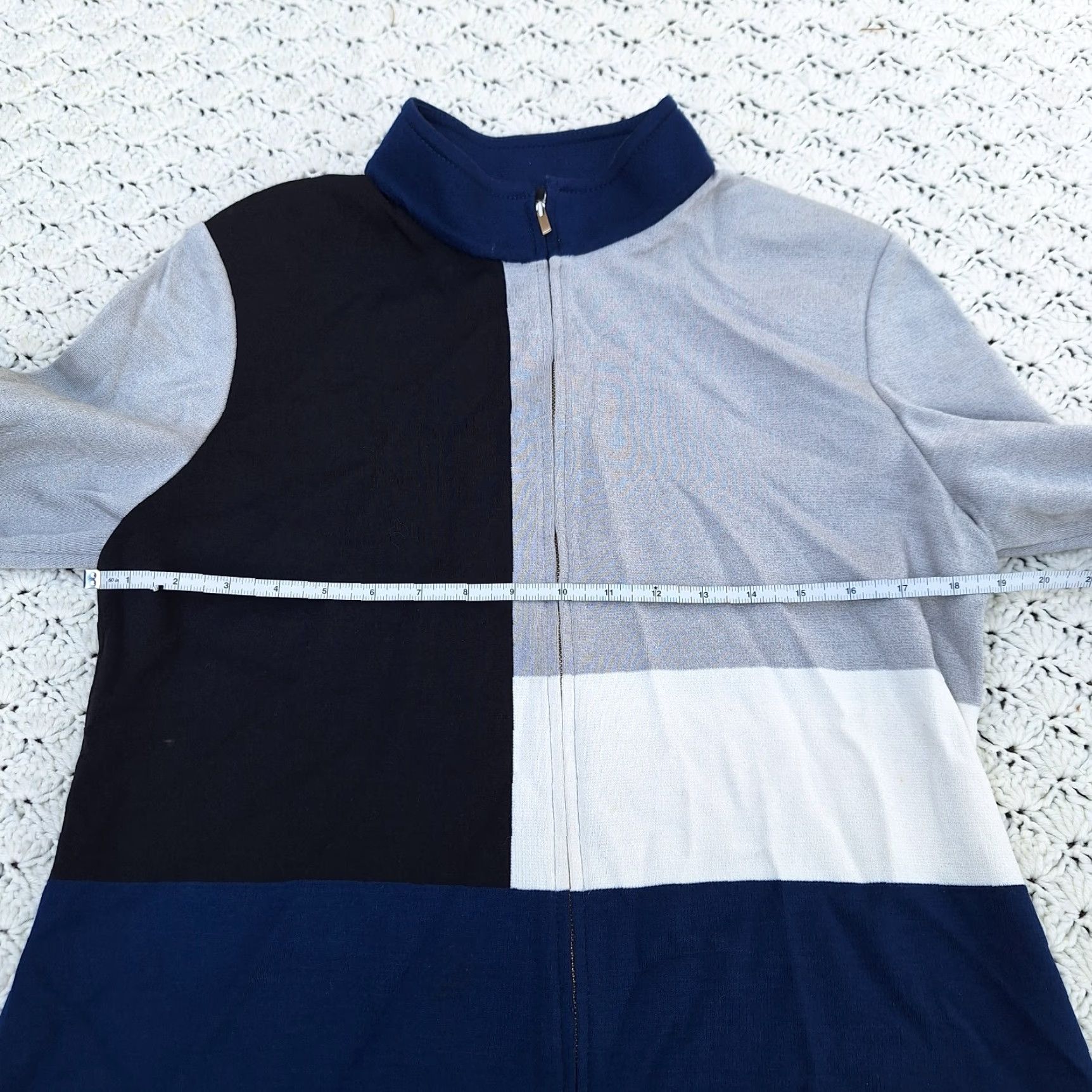 **St. John Color Block Full Zip Wool Blend Women\'s Sweater - 10** User: **St. John Color Block Full Zip Wool Blend Women\'s Sweater - Size 10**