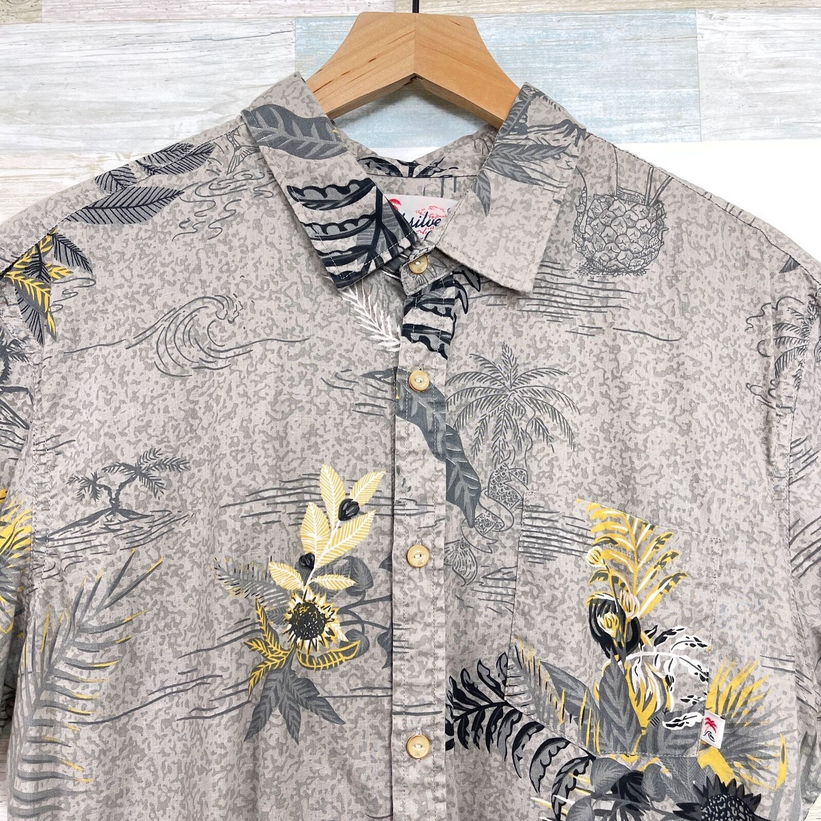 Quiksilver Quiksilver Hawaiian Shirt Gray Tropical Pineapple Mens L Size US L / EU 52-54 / 3 - 2 Thumbnail
