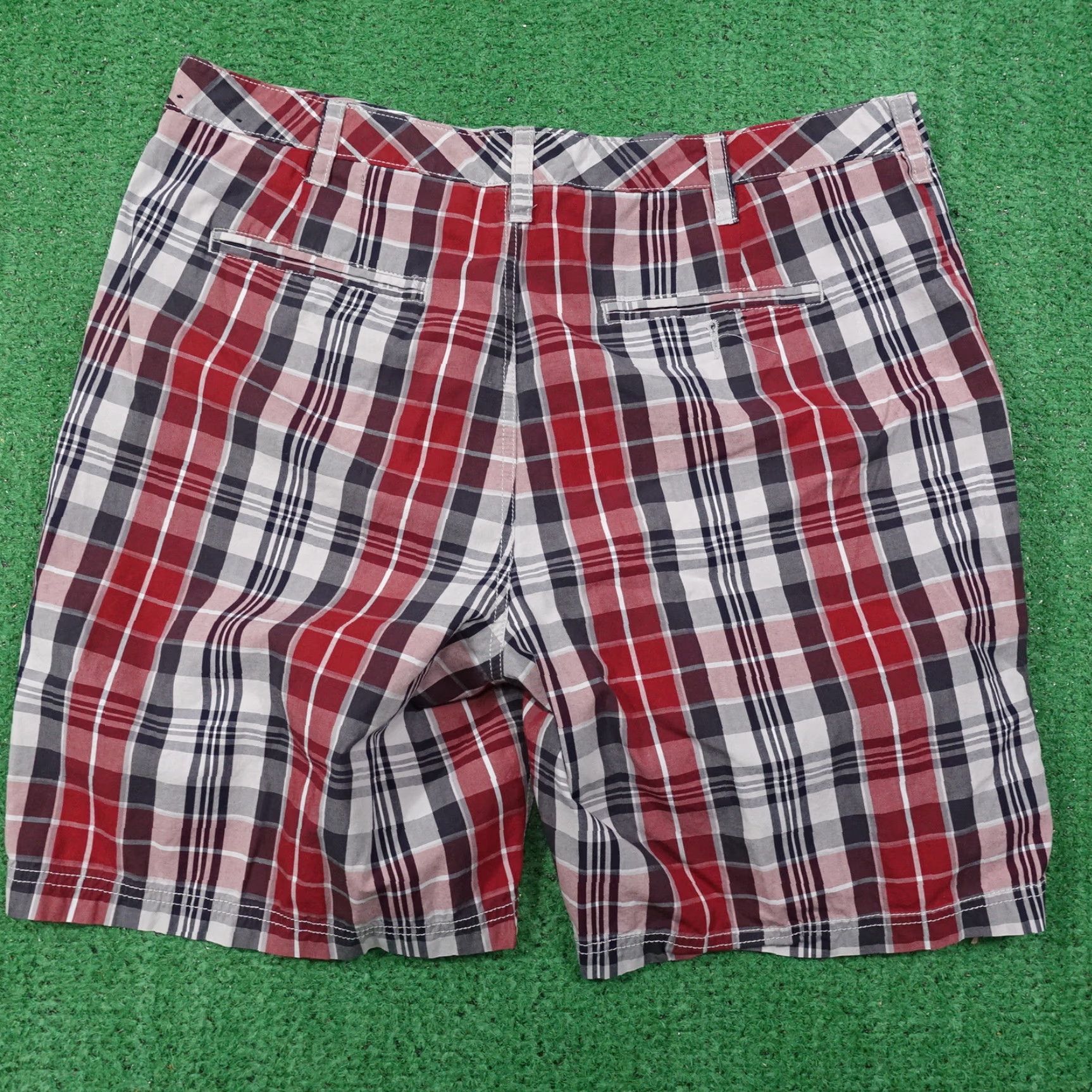 Croft & Barrow Vintage Croft & Barrow Red Check Cotton Flat Front Chino Shorts Adult Size 38 Mens Size US 38 / EU 54 - 3 Thumbnail