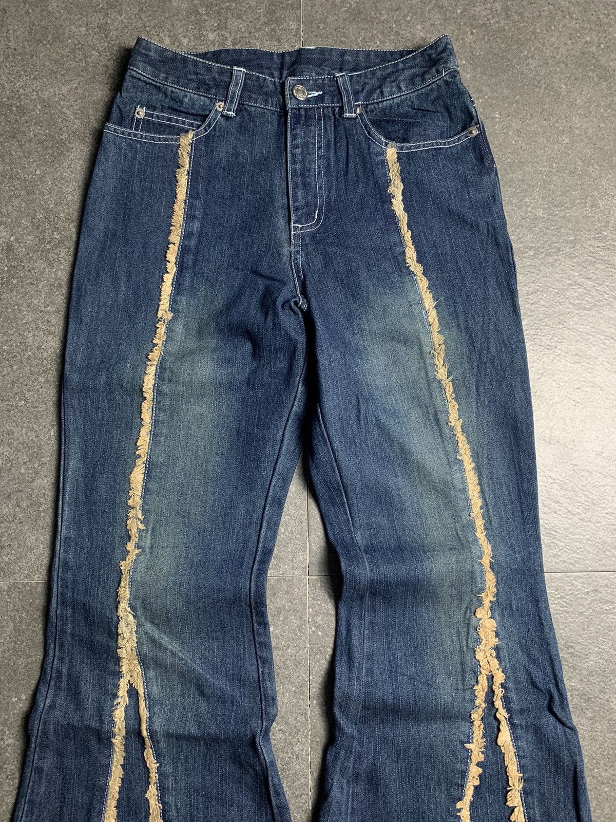 If Six Was Nine × Japanese Brand × Le Grande Bleu (L.G.B.) 2000s Japanese Brand Frayed-seam Super Flared Jeans Size US 27 - 3 Thumbnail