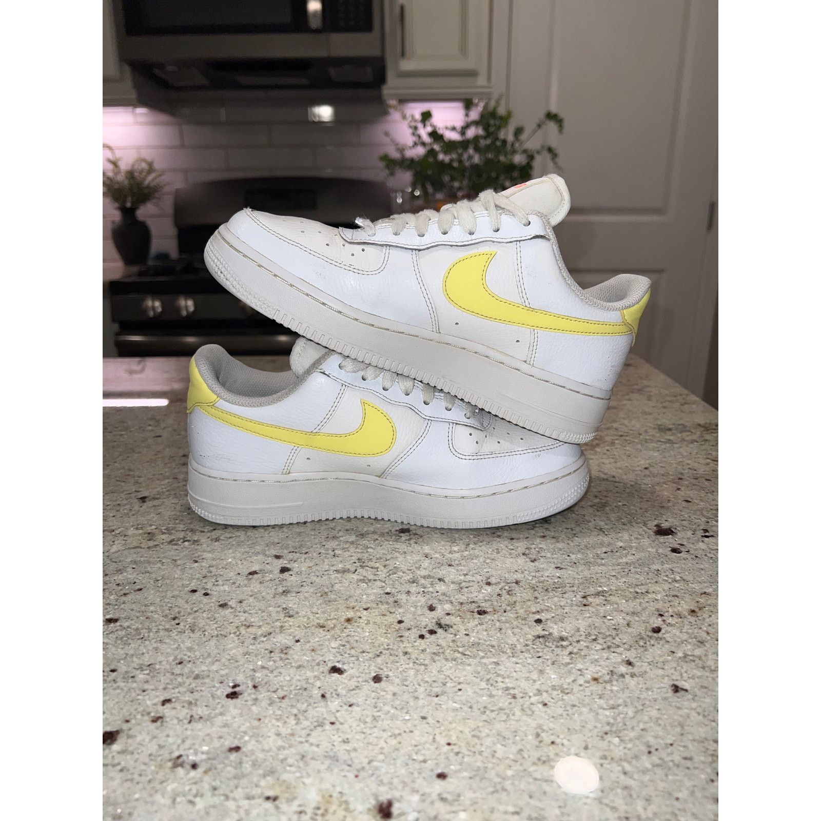 Nike Nike Air Force 1 Low '07 White Citron Size Women’s 7.5 Size US 7.5 / IT 37.5 - 5 Thumbnail