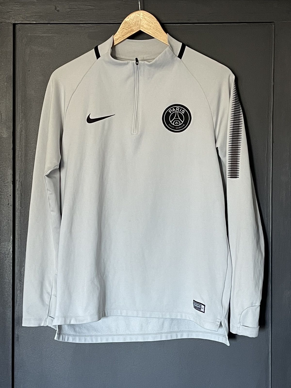 Nike 2017 Nike PSG soccer jersey Size US M / EU 48-50 / 2 - 11 Thumbnail