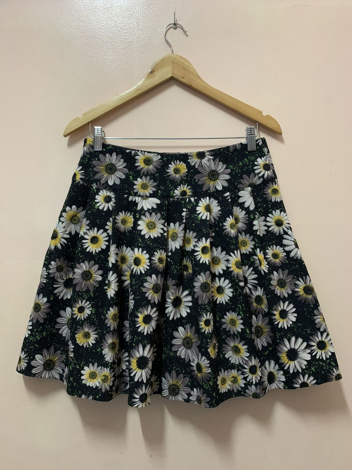 Moschino Moschino Cheap & Chic - S/S’10 - Daisy Flower Mini Skirt Size 28" / US 6 / IT 42 - 3 Thumbnail