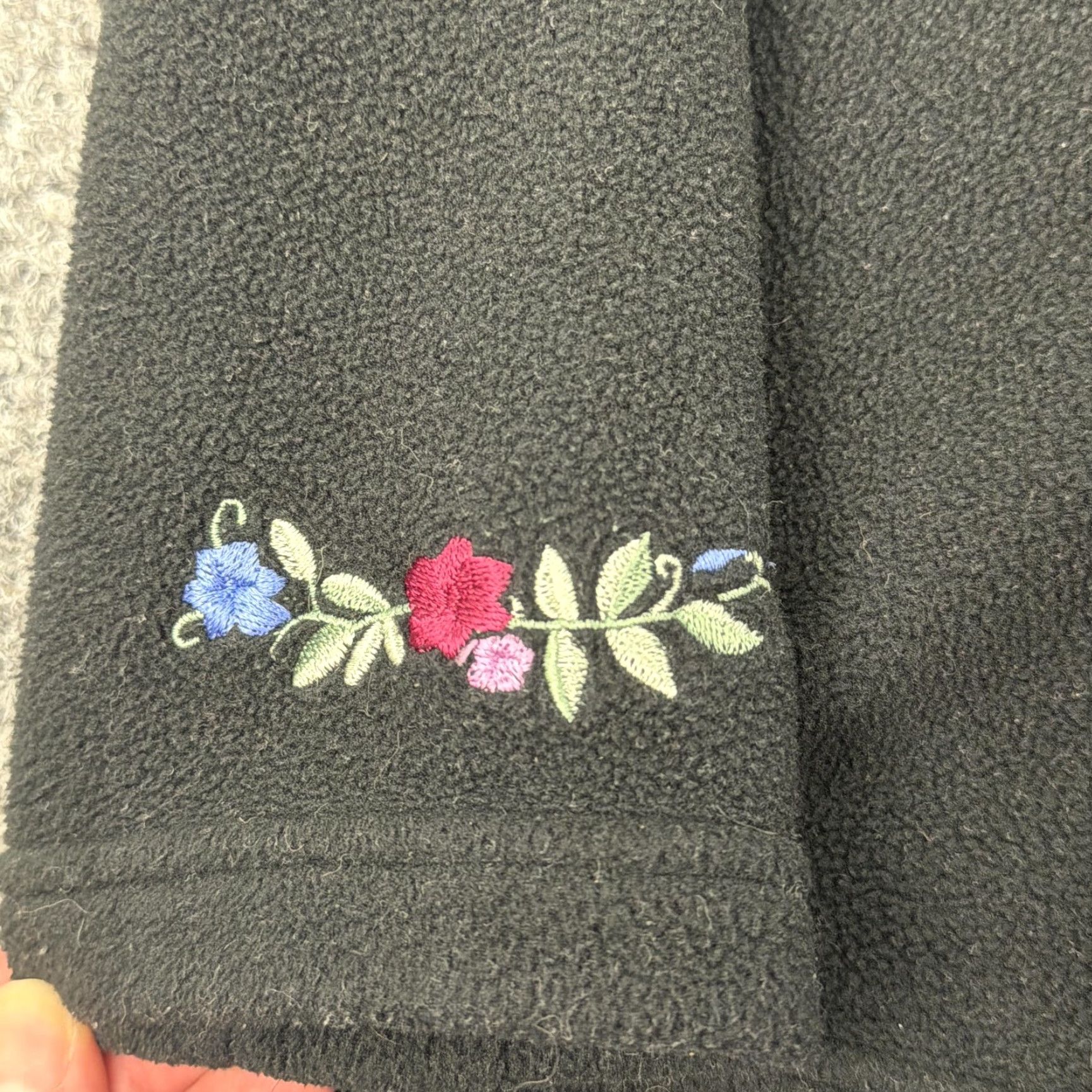 Vintage LL Bean Sweater Womens Medium Black Fleece V Neck Floral Embroidered Pullover Size M / US 6-8 / IT 42-44 - 4 Thumbnail