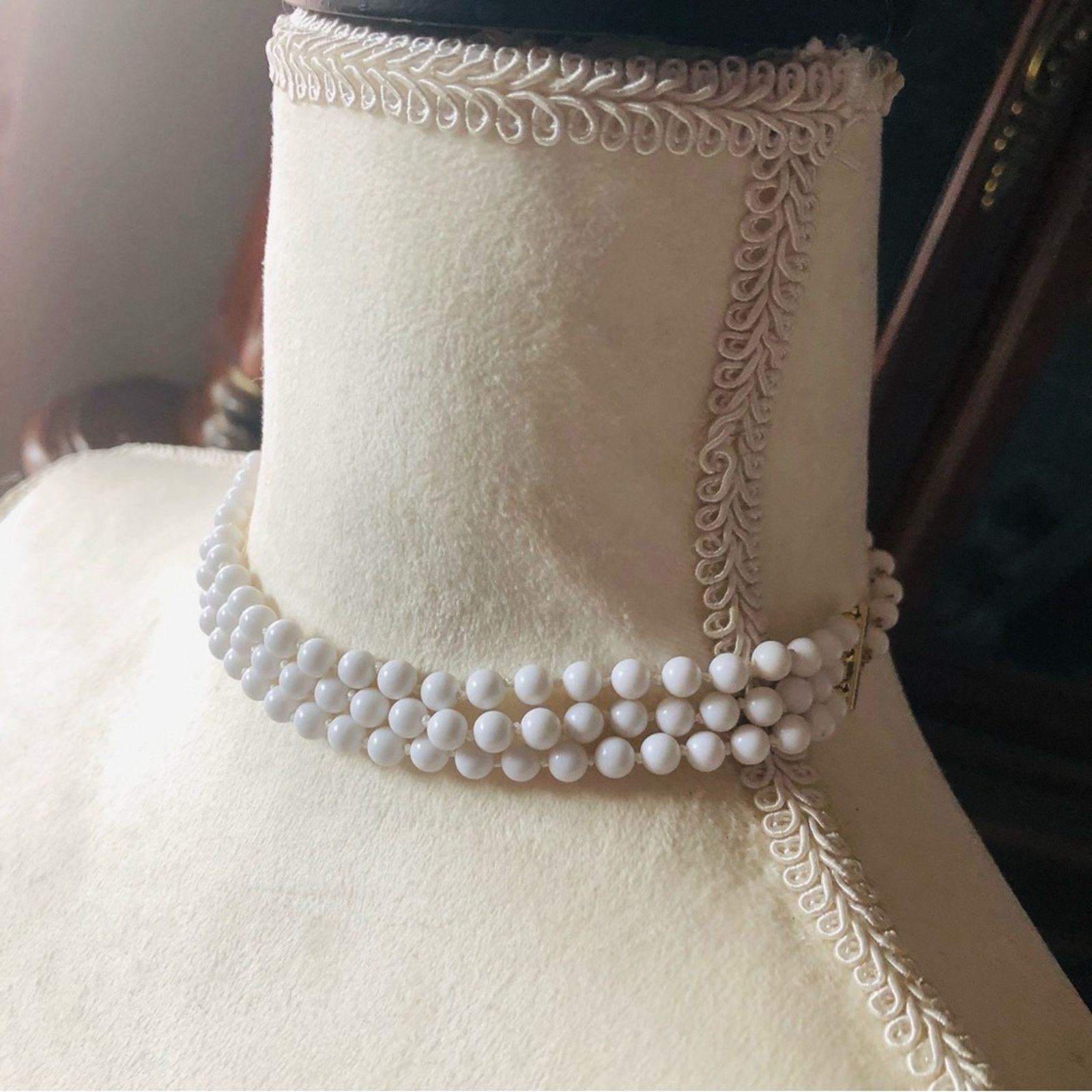 Vintage Vintage 60s white Duchess triple strand pearl necklace NWT Size ONE SIZE - 4 Thumbnail