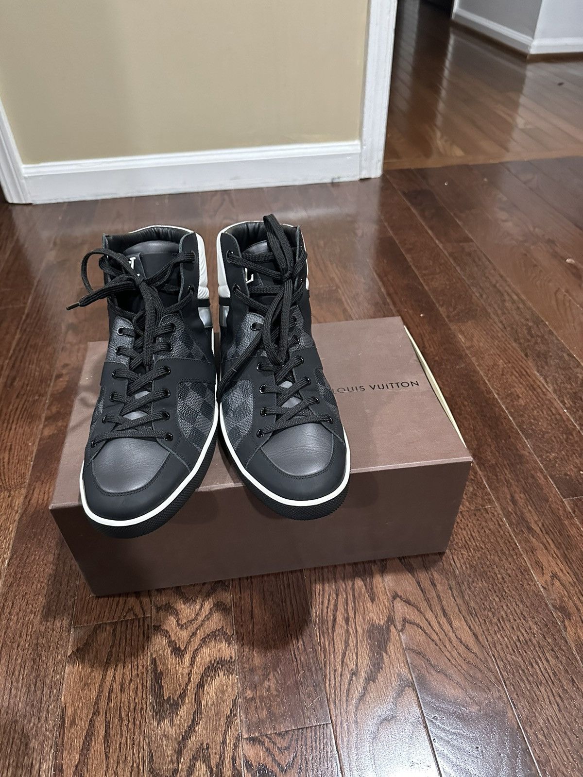 Louis Vuitton Louis Vuitton Hi Top Damier Sneakers Size US 10.5 / EU 43-44 - 1 Thumbnail