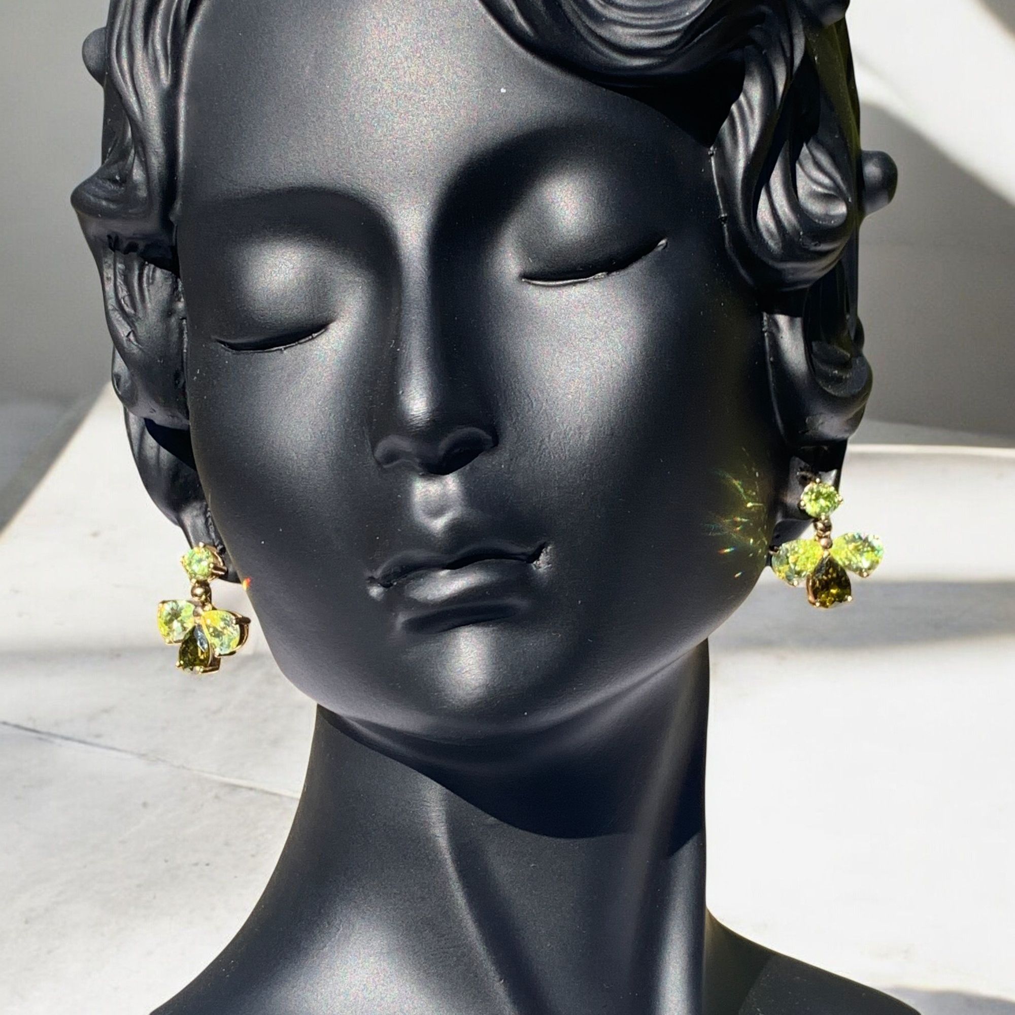 Vintage Gold-Toned Green Crystal Drop Earrings With Floral Design Size ONE SIZE - 3 Thumbnail