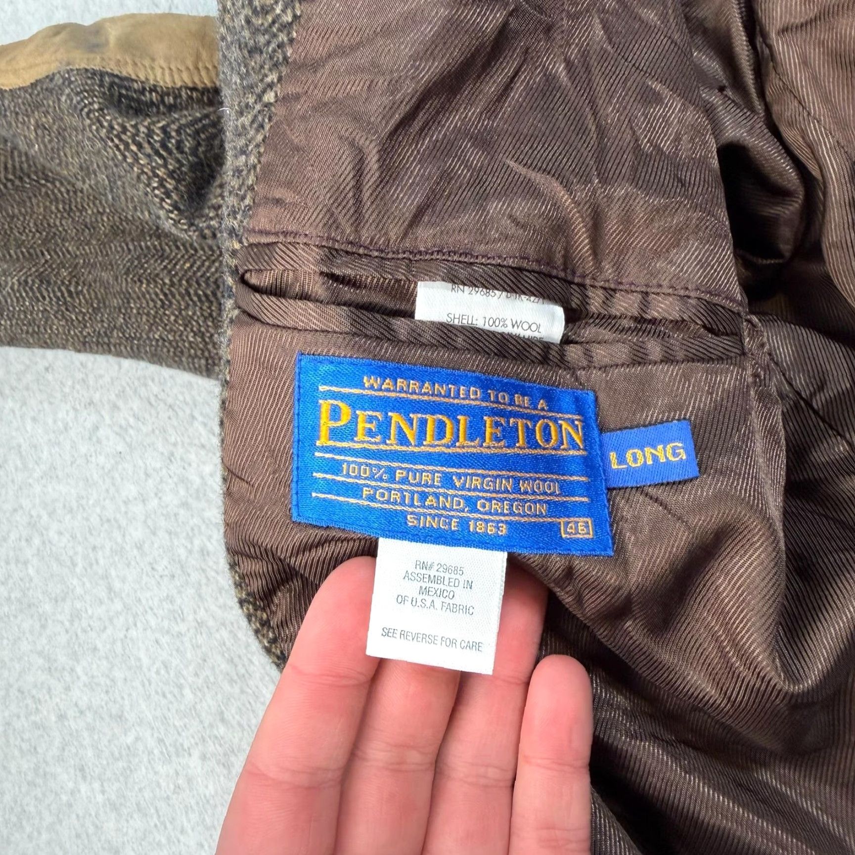 Pendleton Pendleton Mens Wool Herringbone Sport Coat Brown 46L Elbow Patch Two-Button Notch Lapel Vintage? No (Big & Tall) 2 Piece Costume? Size US S / EU 44-46 / 1 - 3 Thumbnail