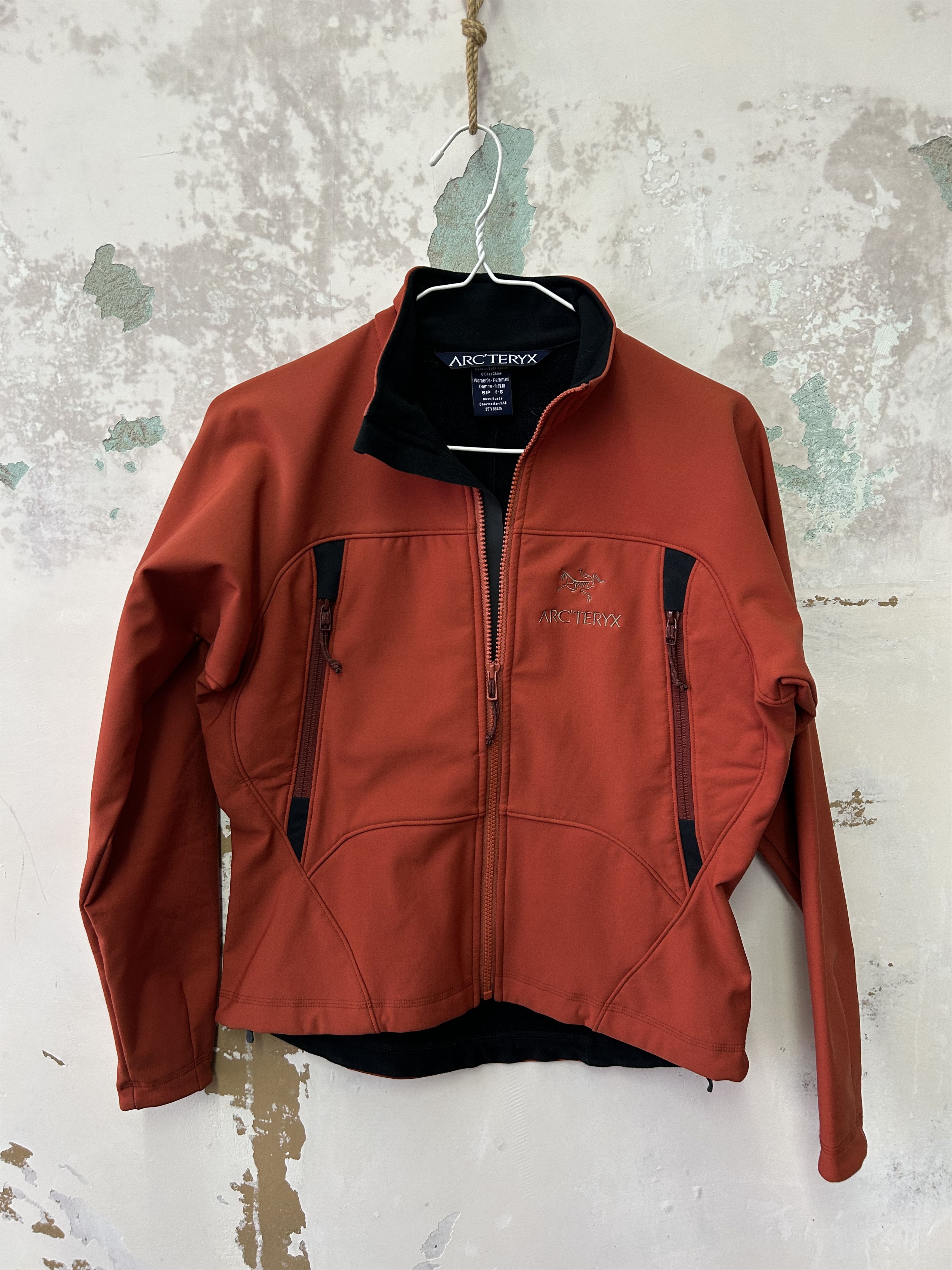 Arc'teryx Vintage Arcteryx Windbreaker Jacket Faded design rare Size S / US 4 / IT 40 - 1 Thumbnail