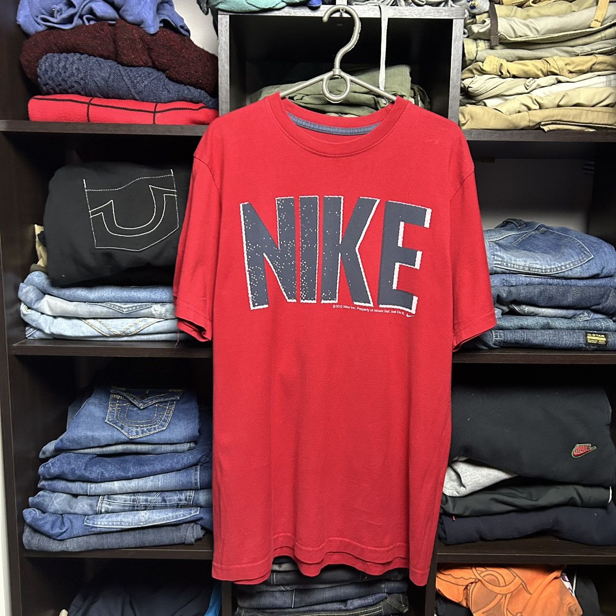 Nike Vintage Nike Big Logo 2012 Red Streetwear basic tee size L Size US L / EU 52-54 / 3 - 1 Thumbnail