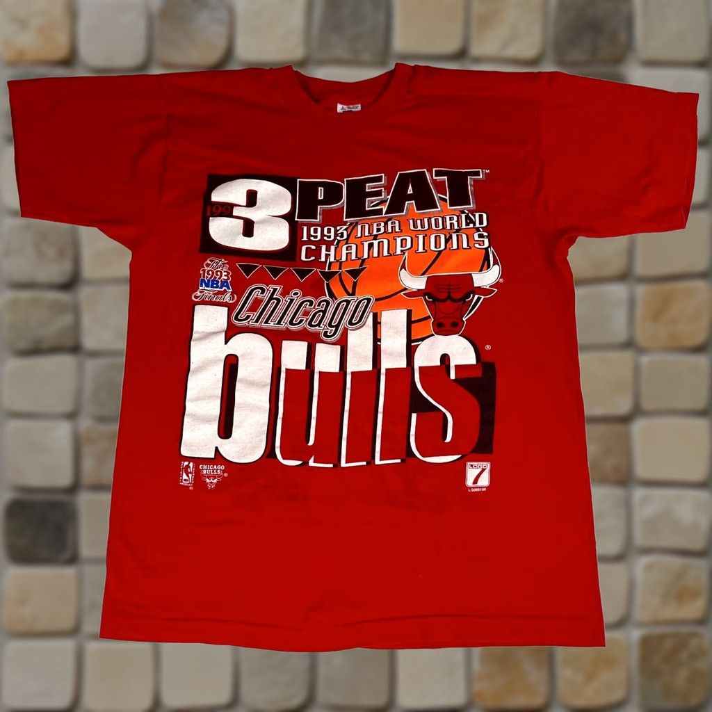 Fruit Of The Loom VINTAGE Chicago Bulls 1993 NBA World Champions T-Shirt Men Large Red Cotton USA 90s 3Peat Fans Shirt Size US L / EU 52-54 / 3 - 1 Thumbnail