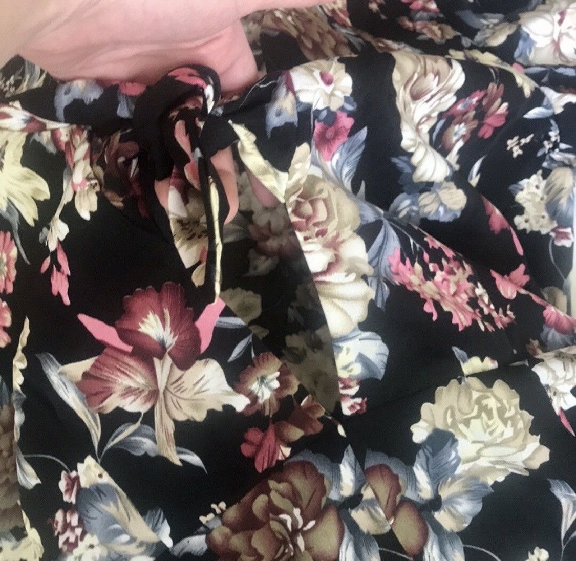 Other DEEP PLUNGE BELL SLEEVE FLORAL SHORTS ROMPER Size 32" / US 10 / IT 46 - 5 Thumbnail