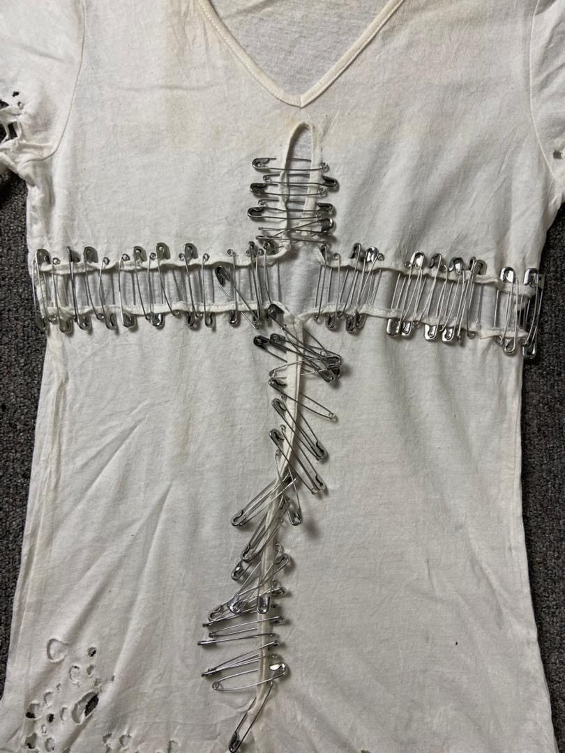 Japanese Brand Glad News Brand Distressed Safety Pin Tshirt (201) Size XS / US 0-2 / IT 36-38 - 7 Thumbnail