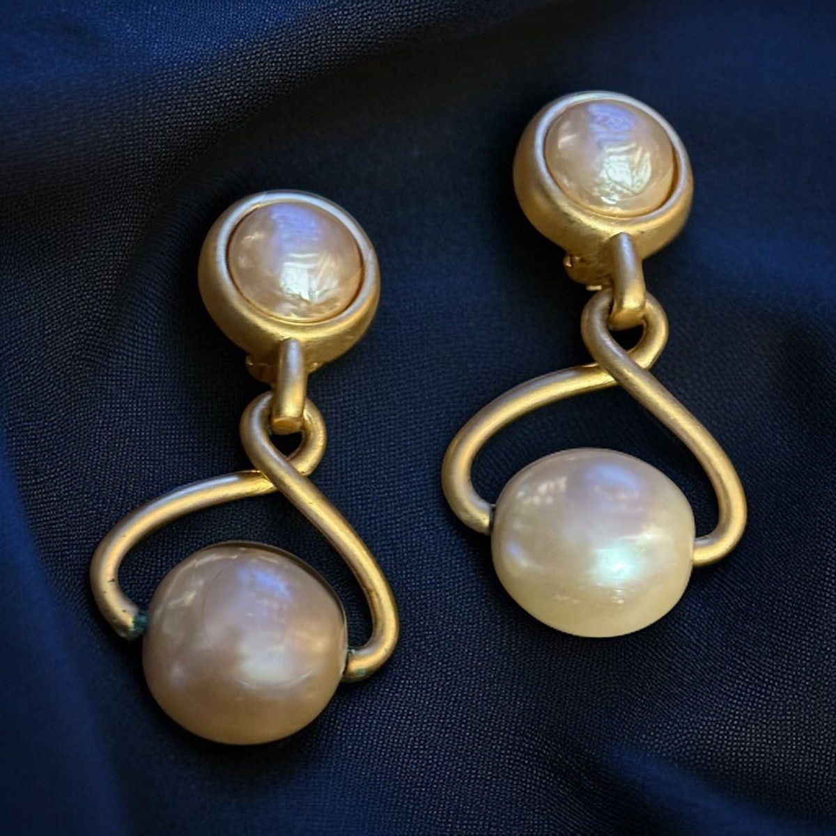 Karl Lagerfeld Vintage Karl Lagerfield chunky gold baroque pearl earrings Size ONE SIZE - 2 Thumbnail
