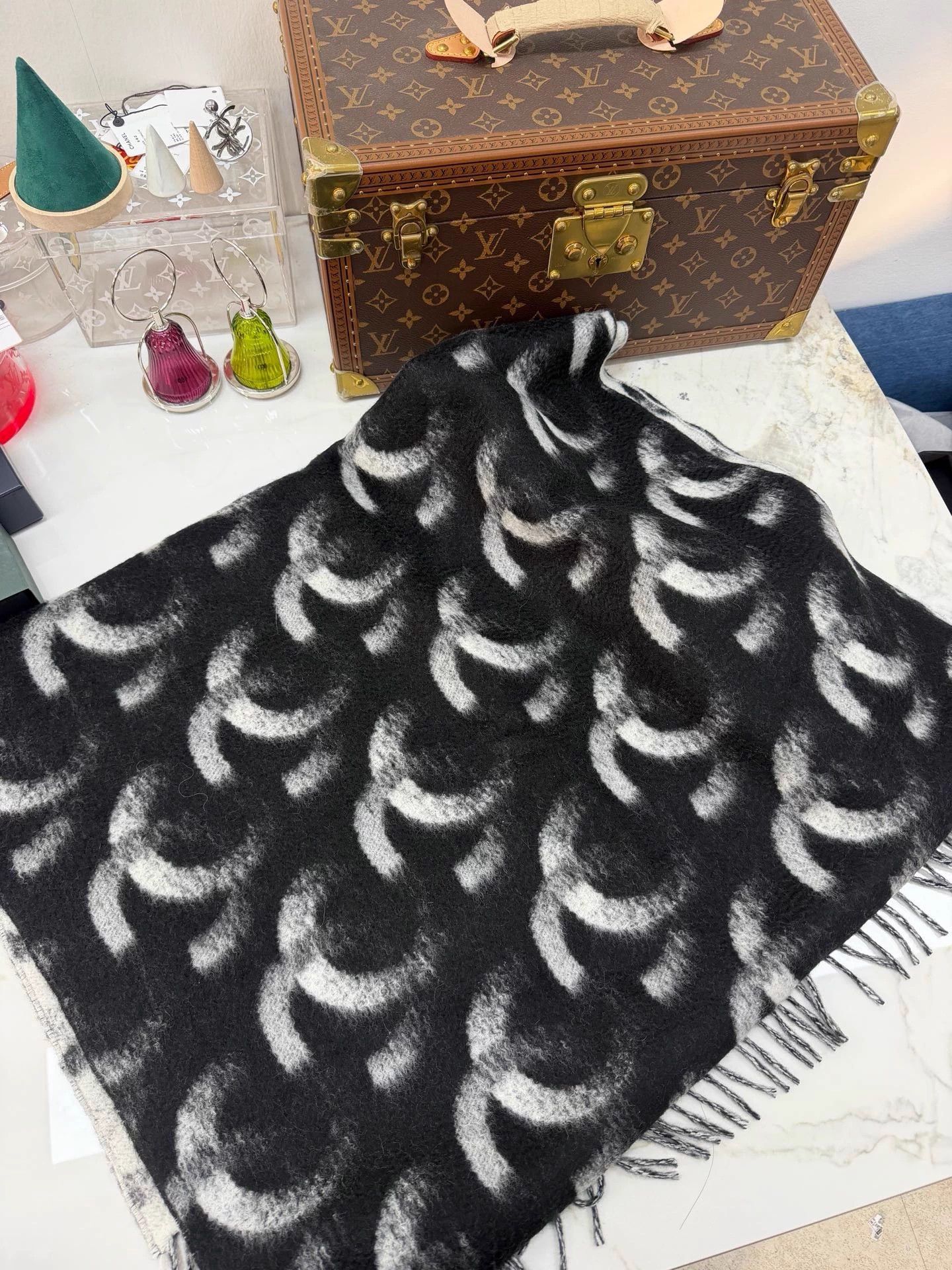 Chanel Chanel 25K B&W Double-Faced Cashmere Shawl CC Tassels New Size ONE SIZE - 1 Thumbnail