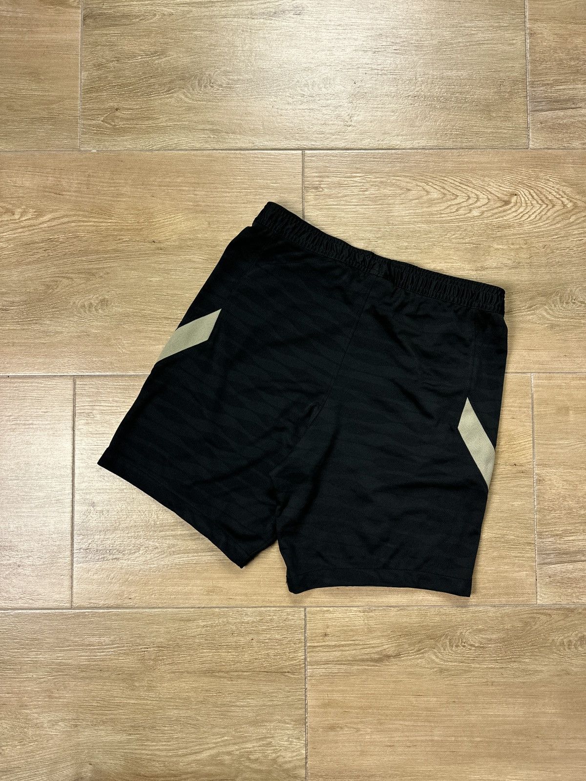 Nike Liverpool F.C. Nike Dri-Fit Soccer Shorts Size US 30 / EU 46 - 8 Thumbnail