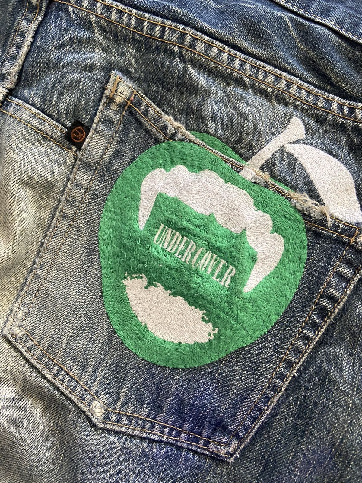 Undercover Undercover apple fangs Size US 31 - 3 Thumbnail