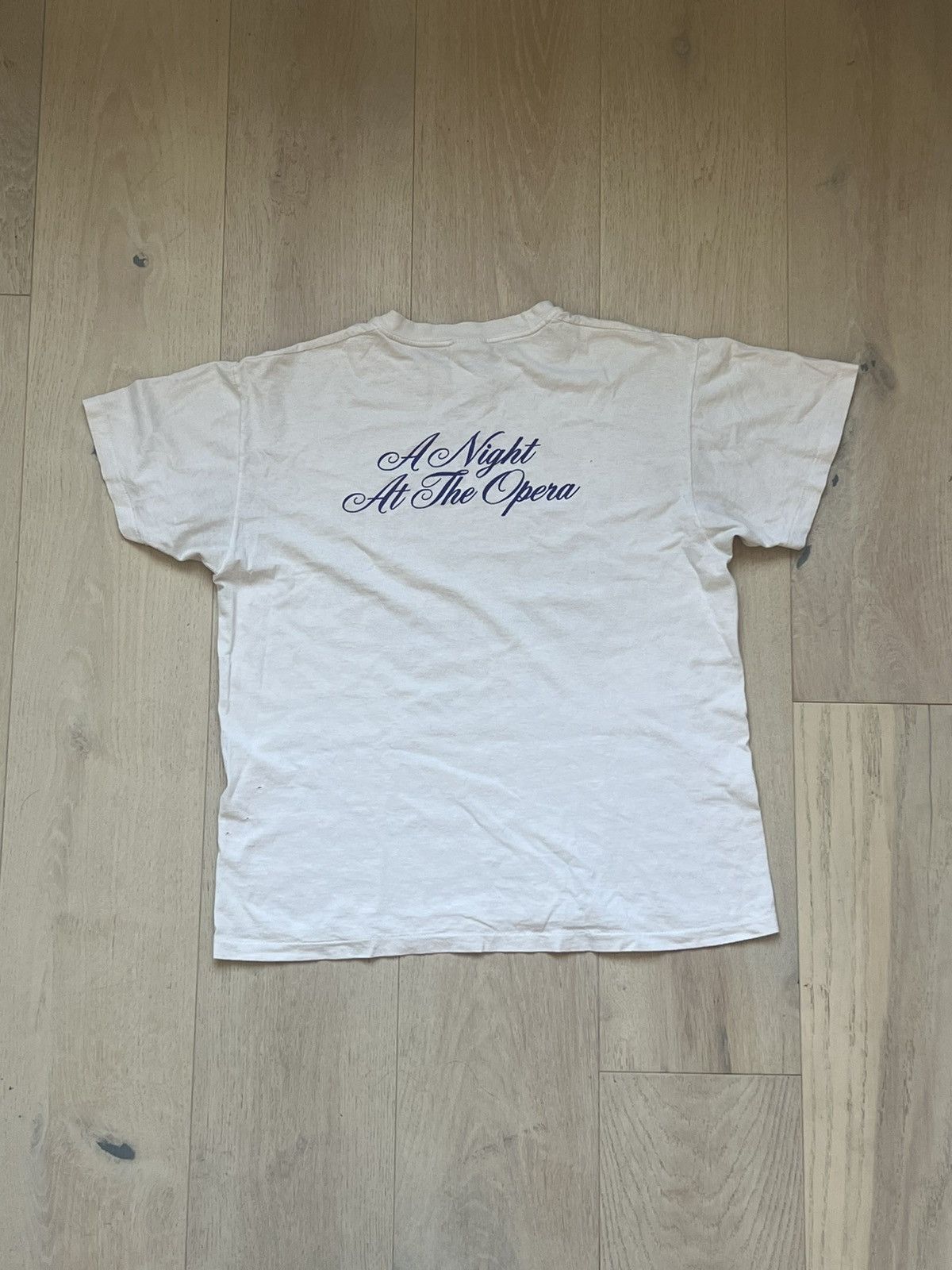 Band Tees Queen ‘a night at the opera’ Large vintage T shirt white Size US L / EU 52-54 / 3 - 2 Thumbnail