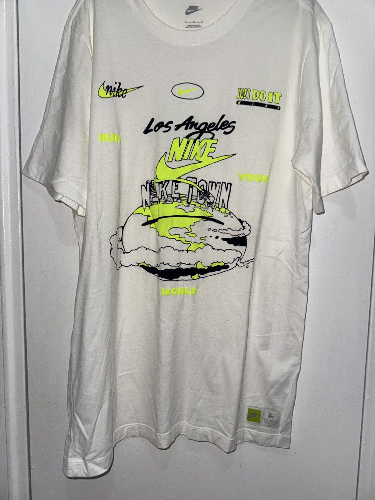 Nike Nike LA Souvenir graphic print t-shirt in white size M Size US M / EU 48-50 / 2 - 3 Thumbnail