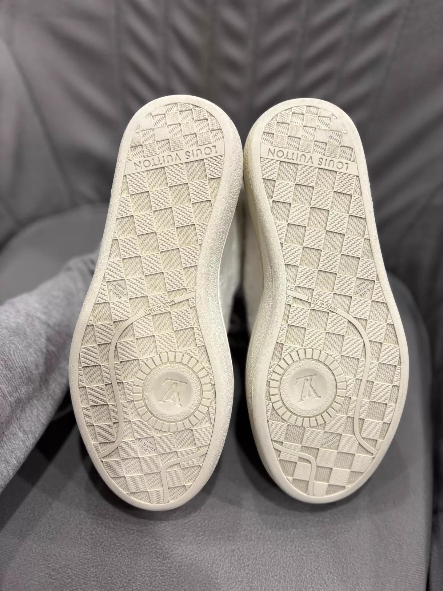 Louis Vuitton LV 25 Embossed Logo Platform Leather Wht Sneakers 99N 36.5 Size US 6 / IT 36 - 5 Thumbnail