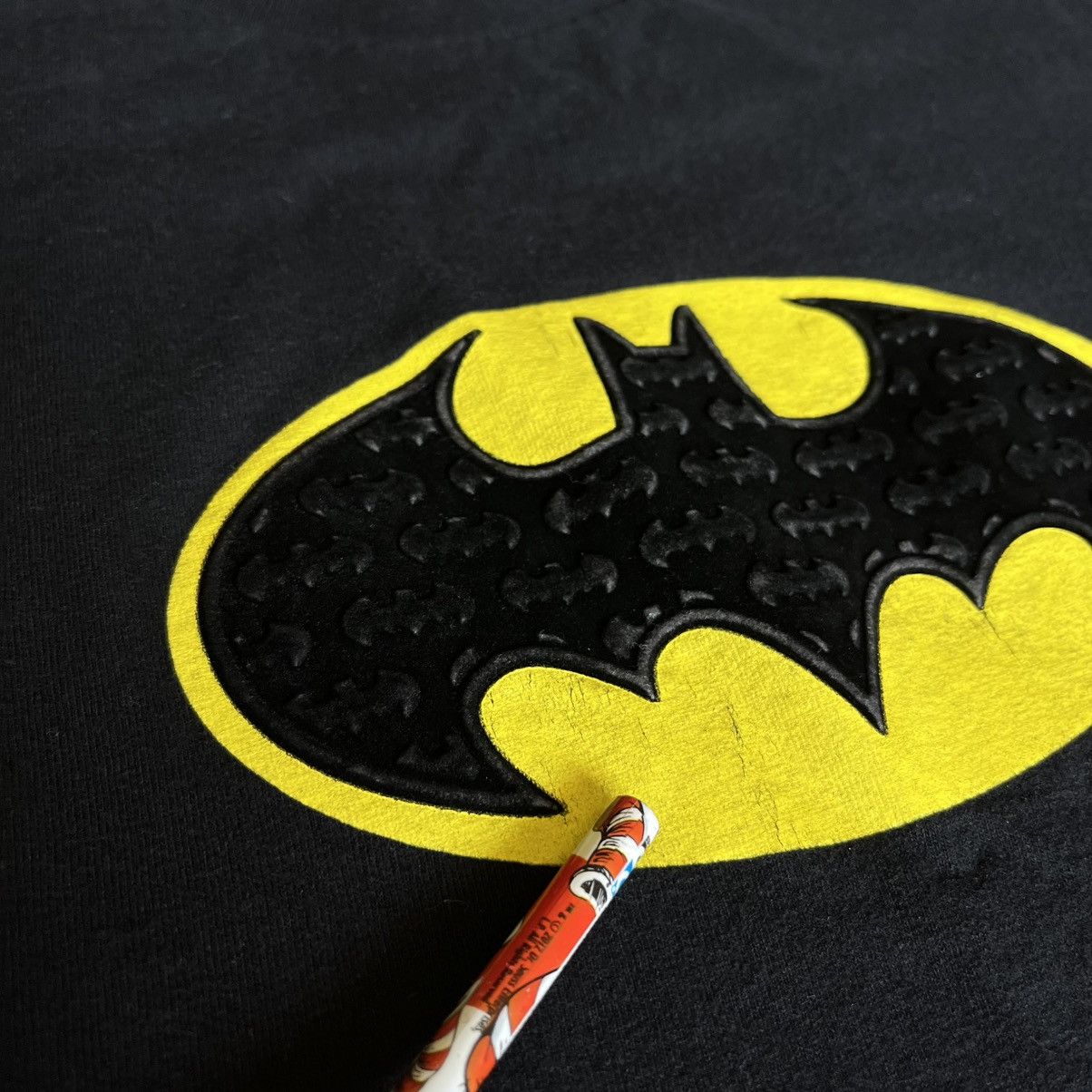 DC Comics × Vintage Vintage 2003 Batman Embossed Felt Logo Comic Book Tee Shirt Size US XL / EU 56 / 4 - 3 Thumbnail