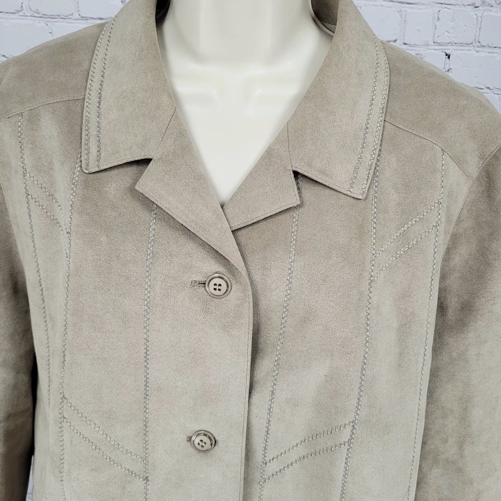 Vintage Cogito von Gollas Grey Beige Suede Like Lightweight Buttoned Jacket Plus Size 22 Beige Polyester Lined Pockets Short Sleeve Button Coat Women Size 3XL / US 20-22 - 7 Thumbnail