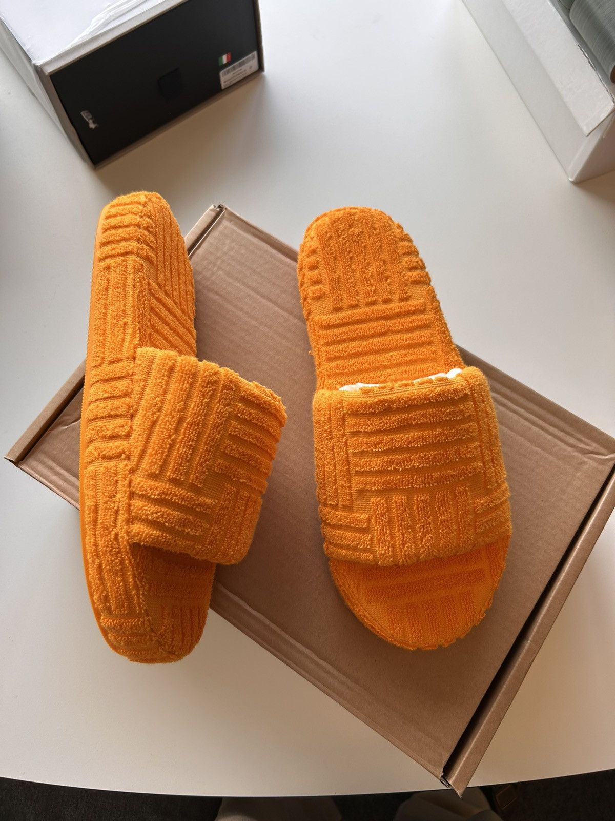サンダル BOTTEGA VENETA Brown Leather Wave Slippers Bottega Veneta Slippers and Clogs Men Rubber Brown/Jute | B