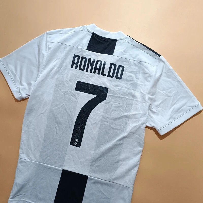 Adidas Juventus Ronaldo CR7 Jersey 2018-2019 Home Shirt Adidas L Size US L / EU 52-54 / 3 - 2 Thumbnail