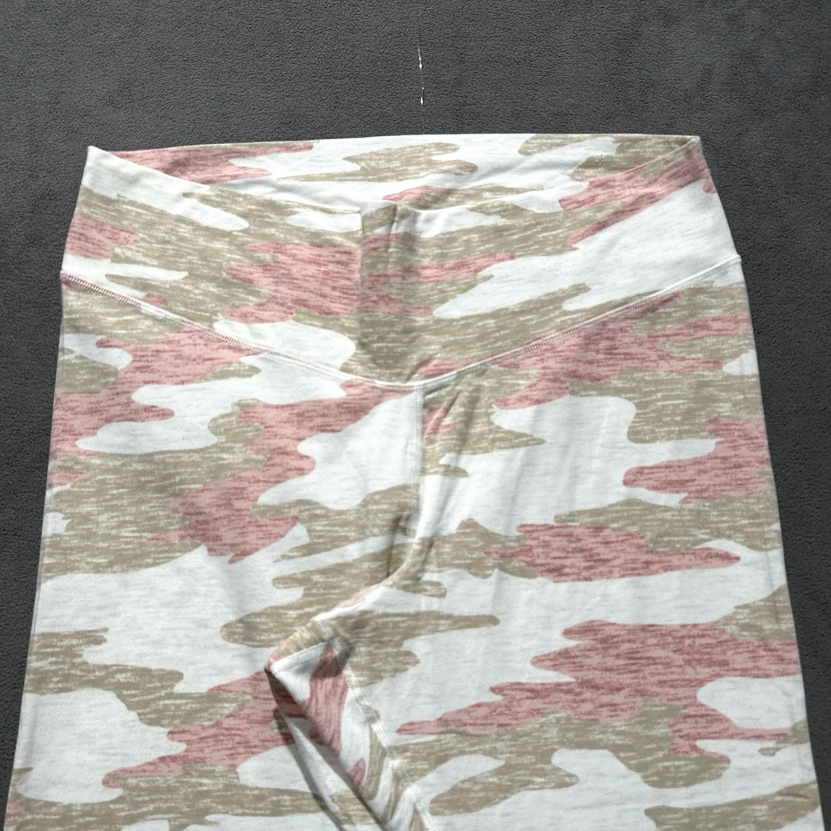 Old Navy Old Navy Active Pants Womens 2XL Pink Camouflage Go-Dry EUC Leggings Size 40" / US 18 - 3 Thumbnail