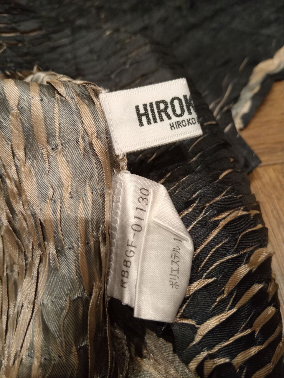 Hiroko Koshino Homme HIROKO KOSHINO BIS PLEATED TURTLE NECK TOPS - SIZE 9 JAPAN Size S / US 4 / IT 40 - 7 Thumbnail