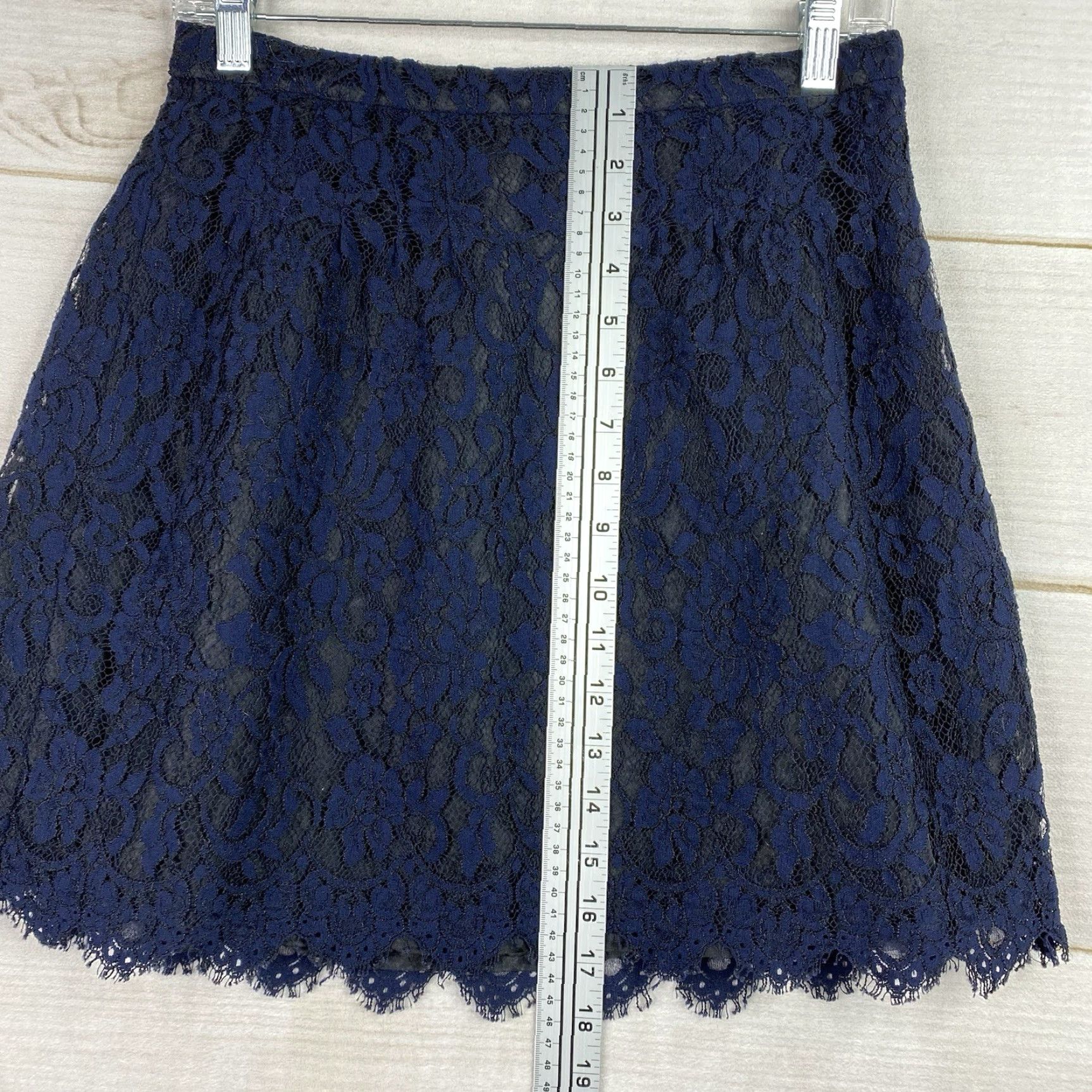 J.Crew J.CREW Mini Skirt Navy Blue Lace Overlay Lined Side Zip Floral Scalloped 2 Womens Skirt Summer Bohemian Fashion Size 26" / US 2 / IT 38 - 4 Thumbnail