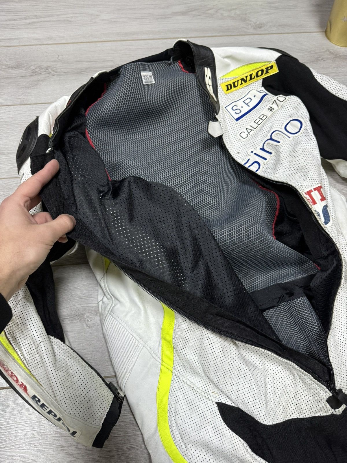 Honda IXS Custom racing leather suit – Honda Repsol livery Size US M / EU 48-50 / 2 - 12 Thumbnail