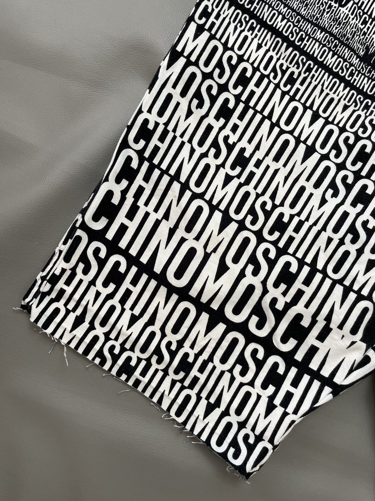 Designer × Moschino Moschino Poem Short Pants Size US 32 / EU 48 - 2 Thumbnail