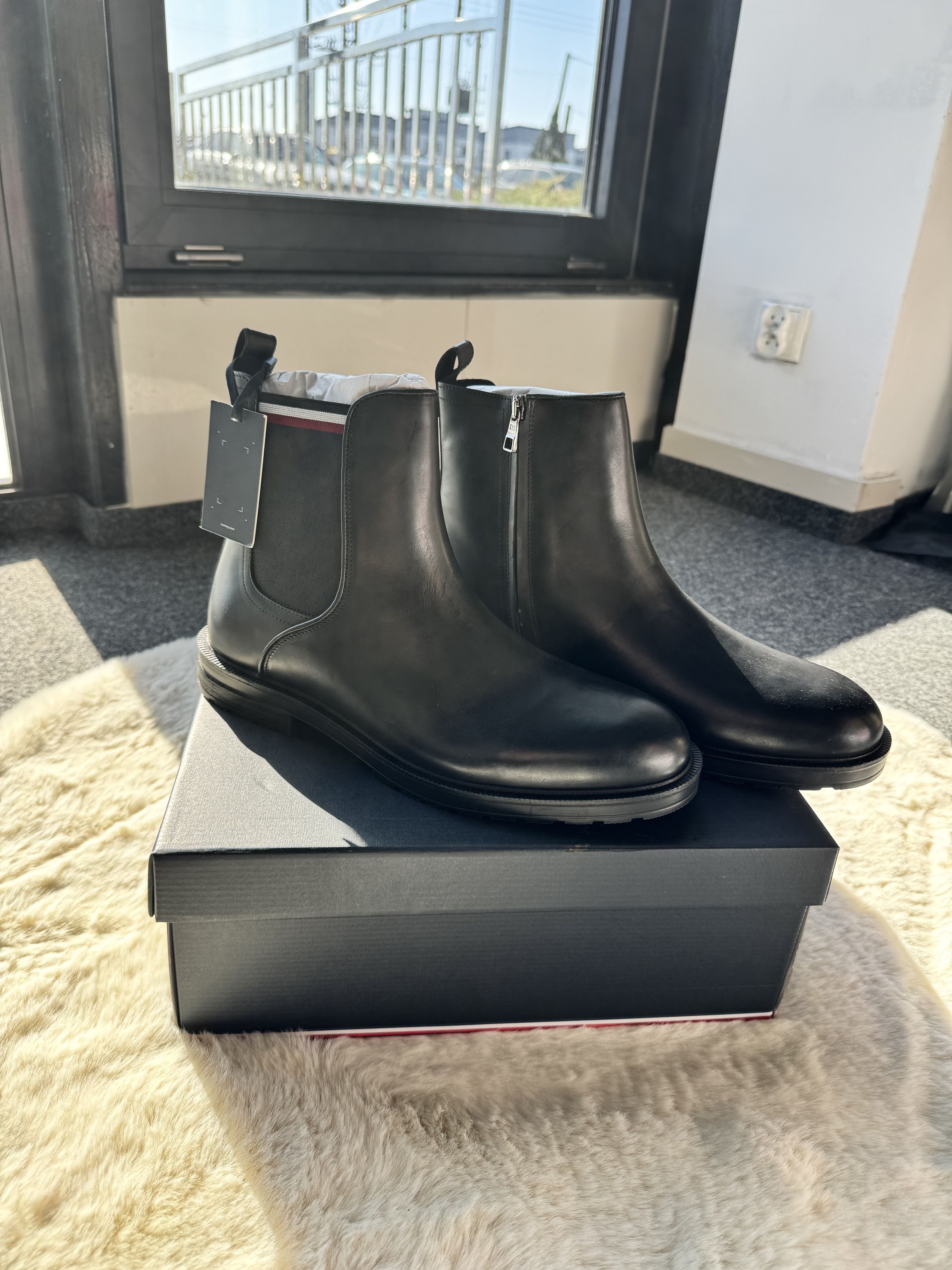 Tommy Hilfiger Tommy Hilfiger Cleated - Black leather ankle chelsea boots Size US 12 / EU 45 - 11 Thumbnail