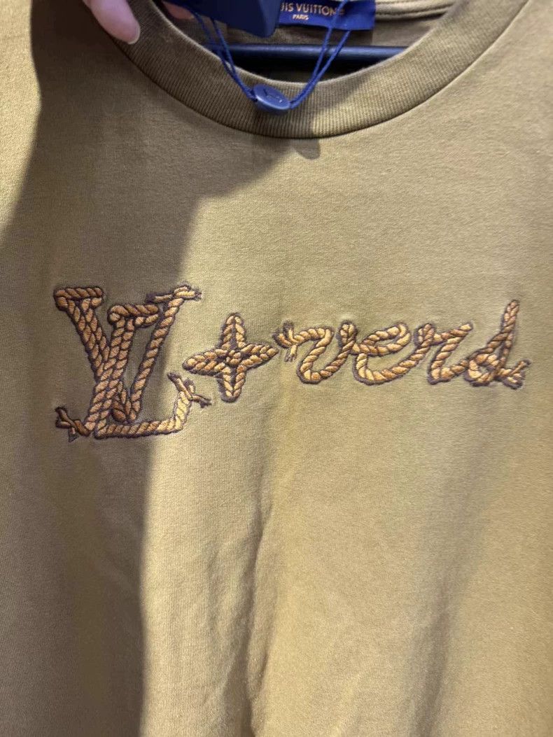Louis Vuitton Louis Vuitton FW24 Solid Logo Embroidered Crew Neck Short Size US L / EU 52-54 / 3 - 5 Thumbnail